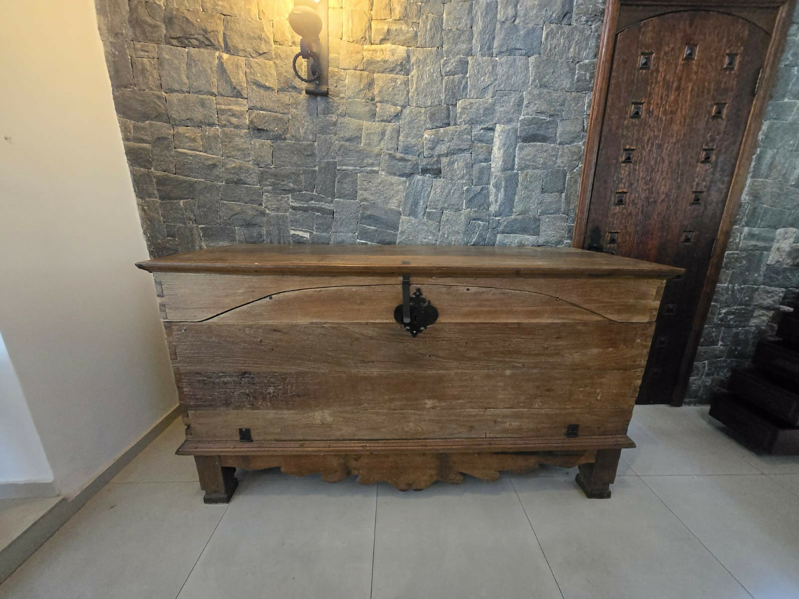 Arca colonial imponente, em madeira maciça