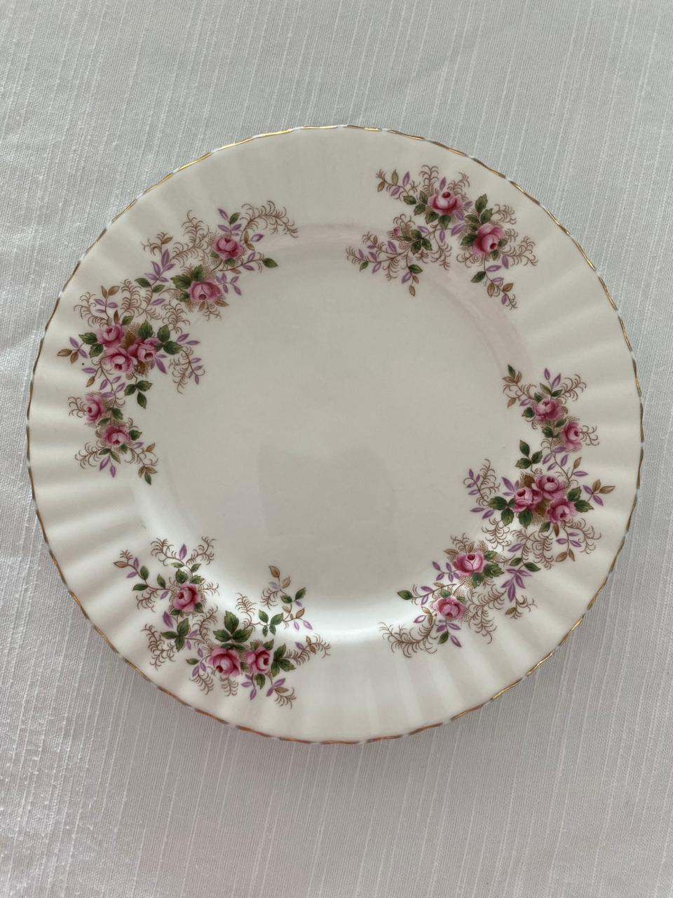 Xicara em porcelana finíssima marca: Royal Albert Bone China England com decoração floral 