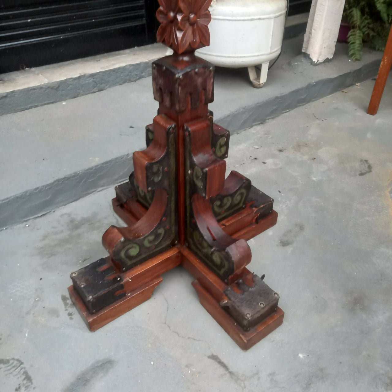 Abajur / Luminária de chão com madeira entalhada