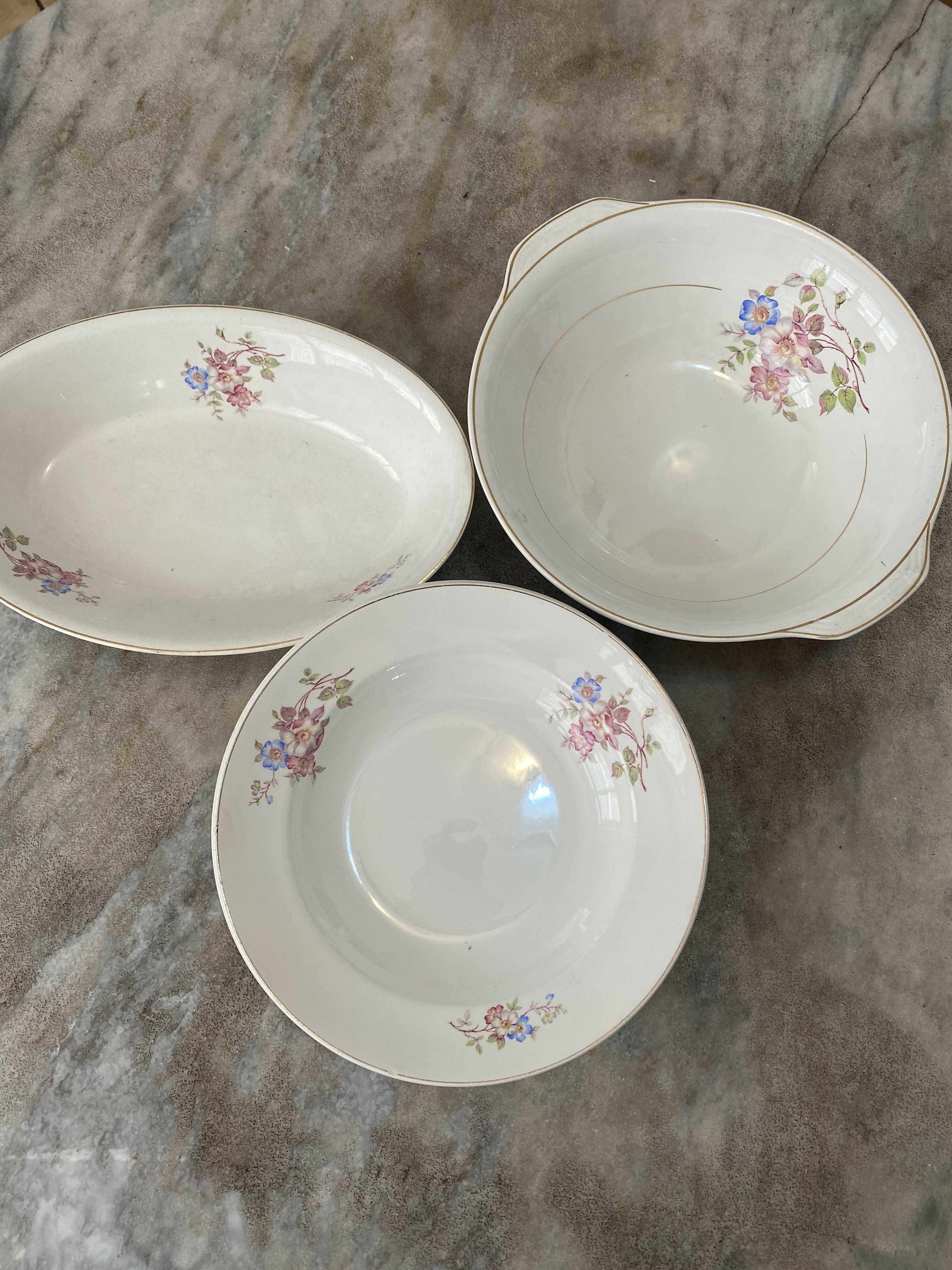 Jogo de louça antiga Porto Ferreira com pratos fundos e tigelas