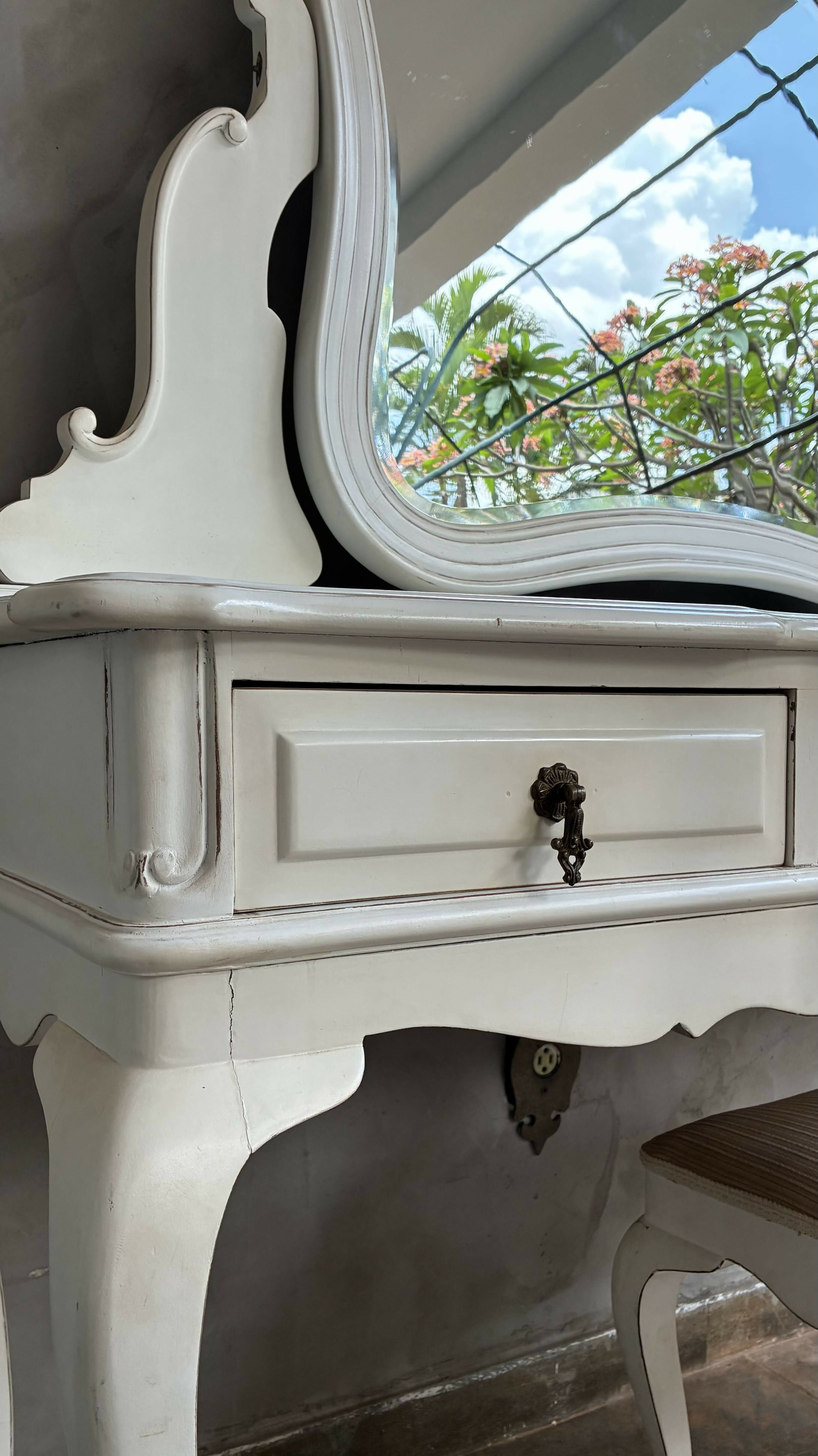 Penteadeira estilo Luis XV com cadeira