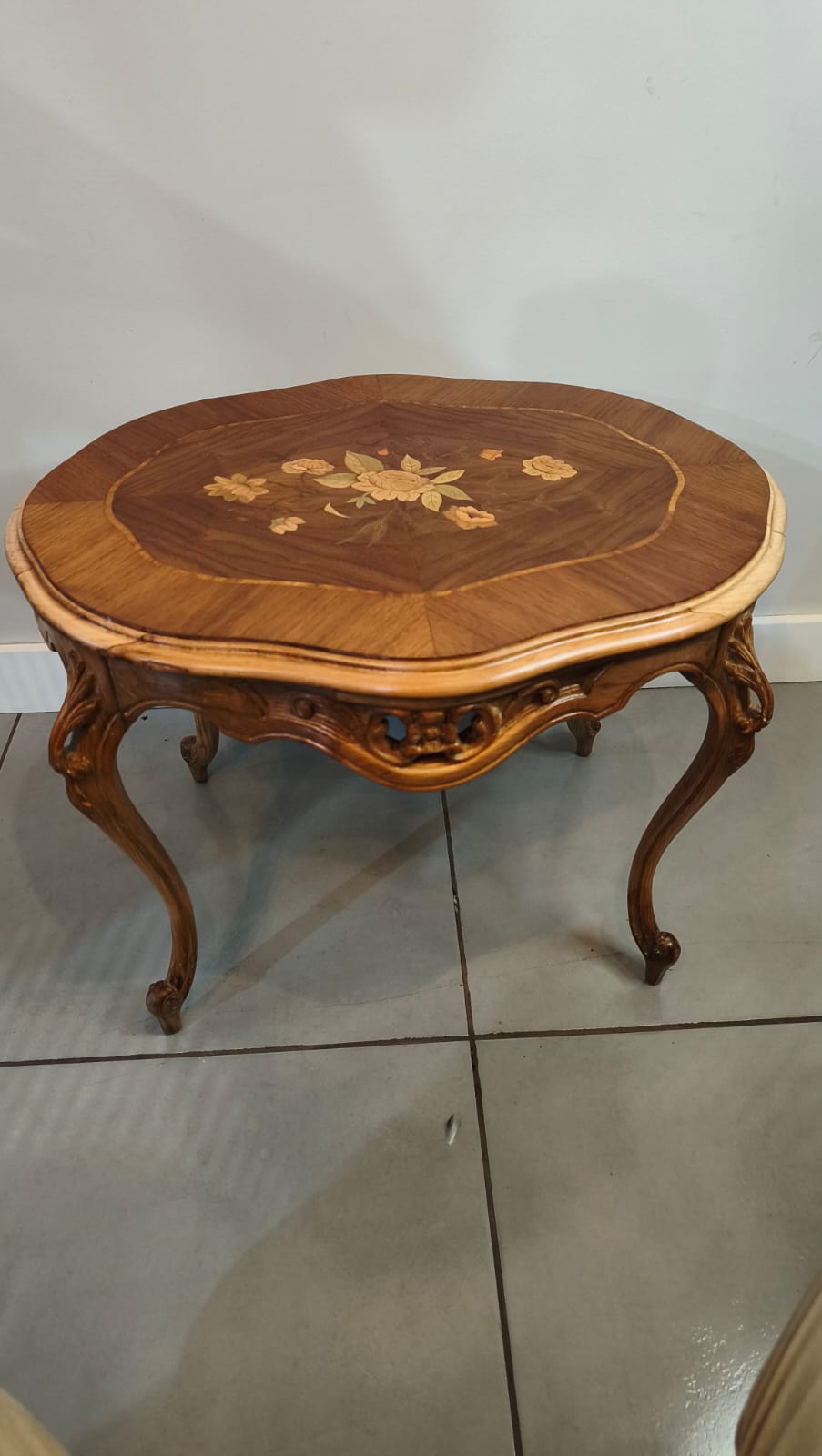 Mesa de Centro Oval com Marchetaria Floral e Bandeja Removível