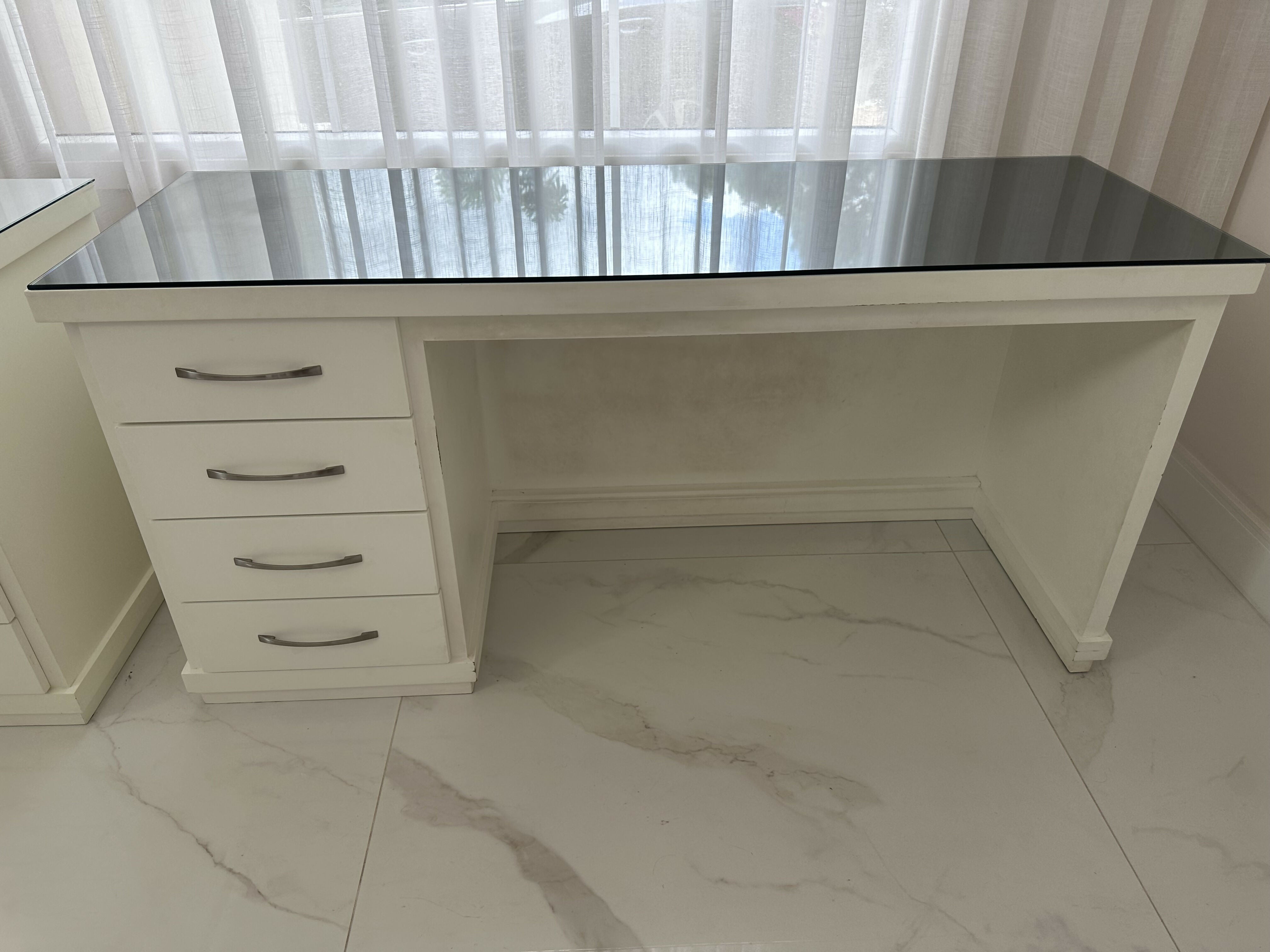 Escrivaninha em madeira laqueada branca com tampo de vidro auxiliar fume