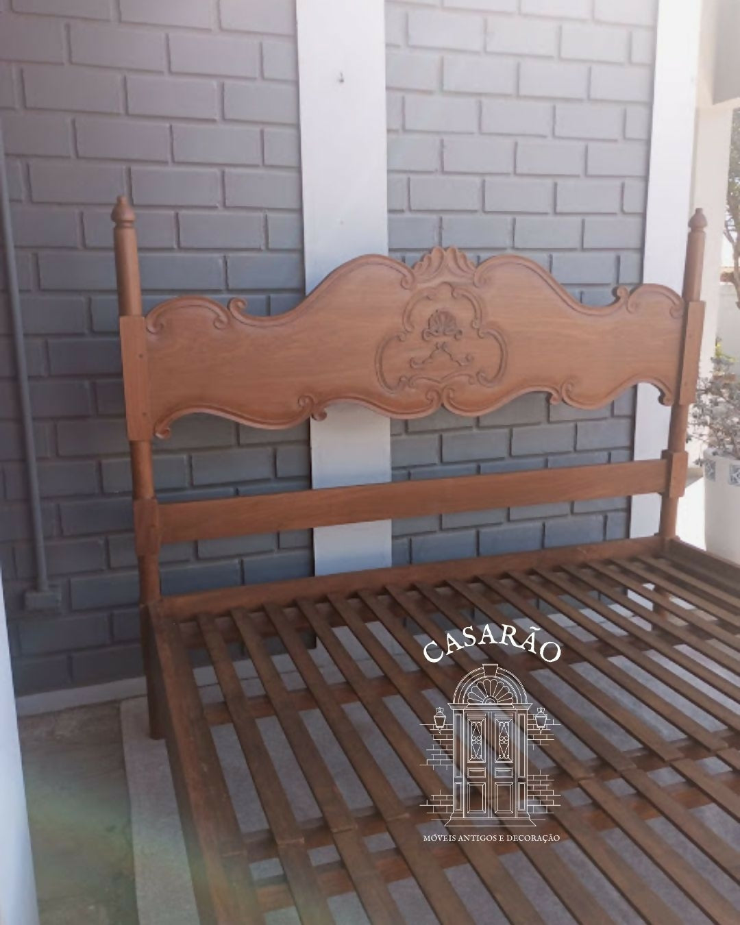 Cama Queen em madeira maciça