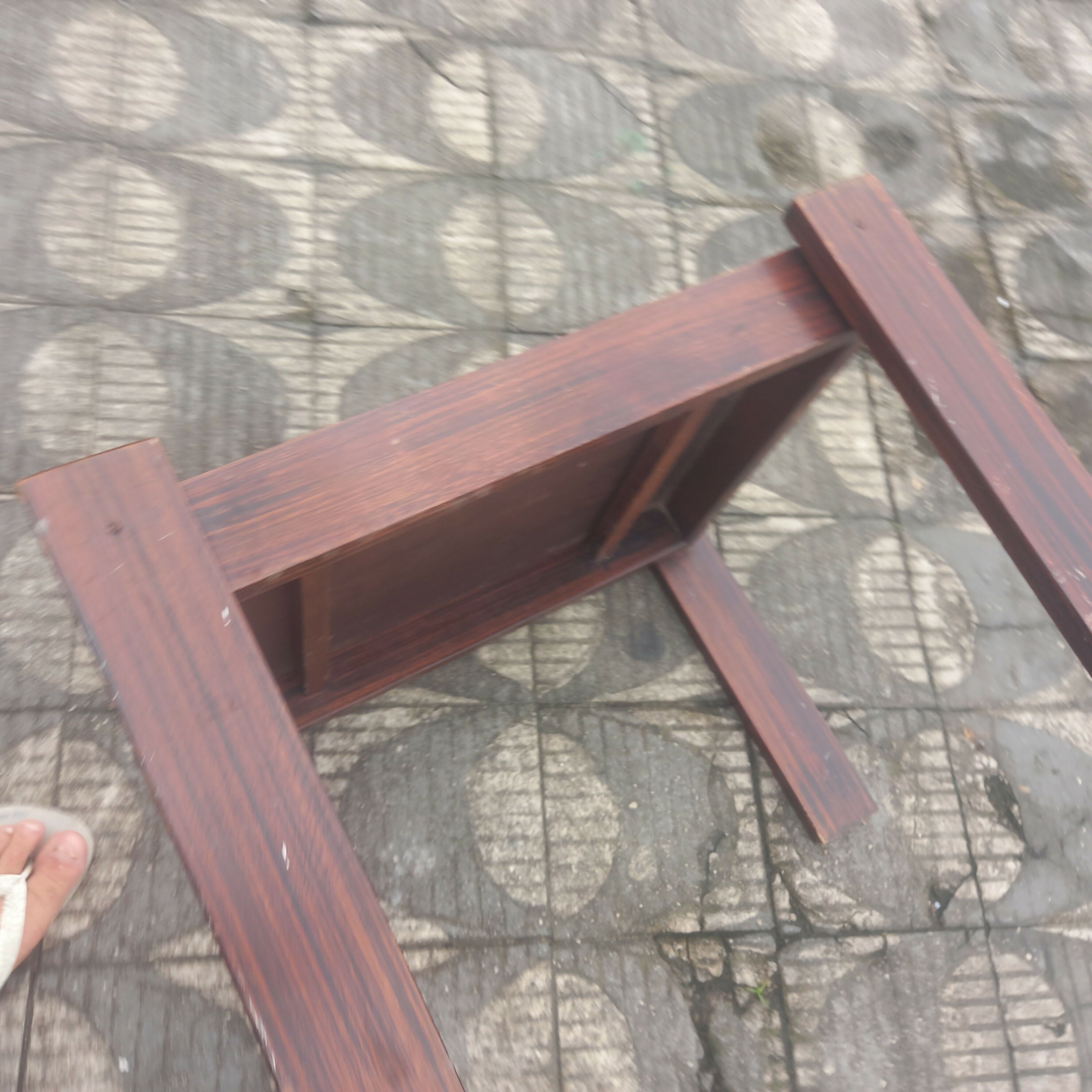 Mesa auxiliar quadrada em madeira