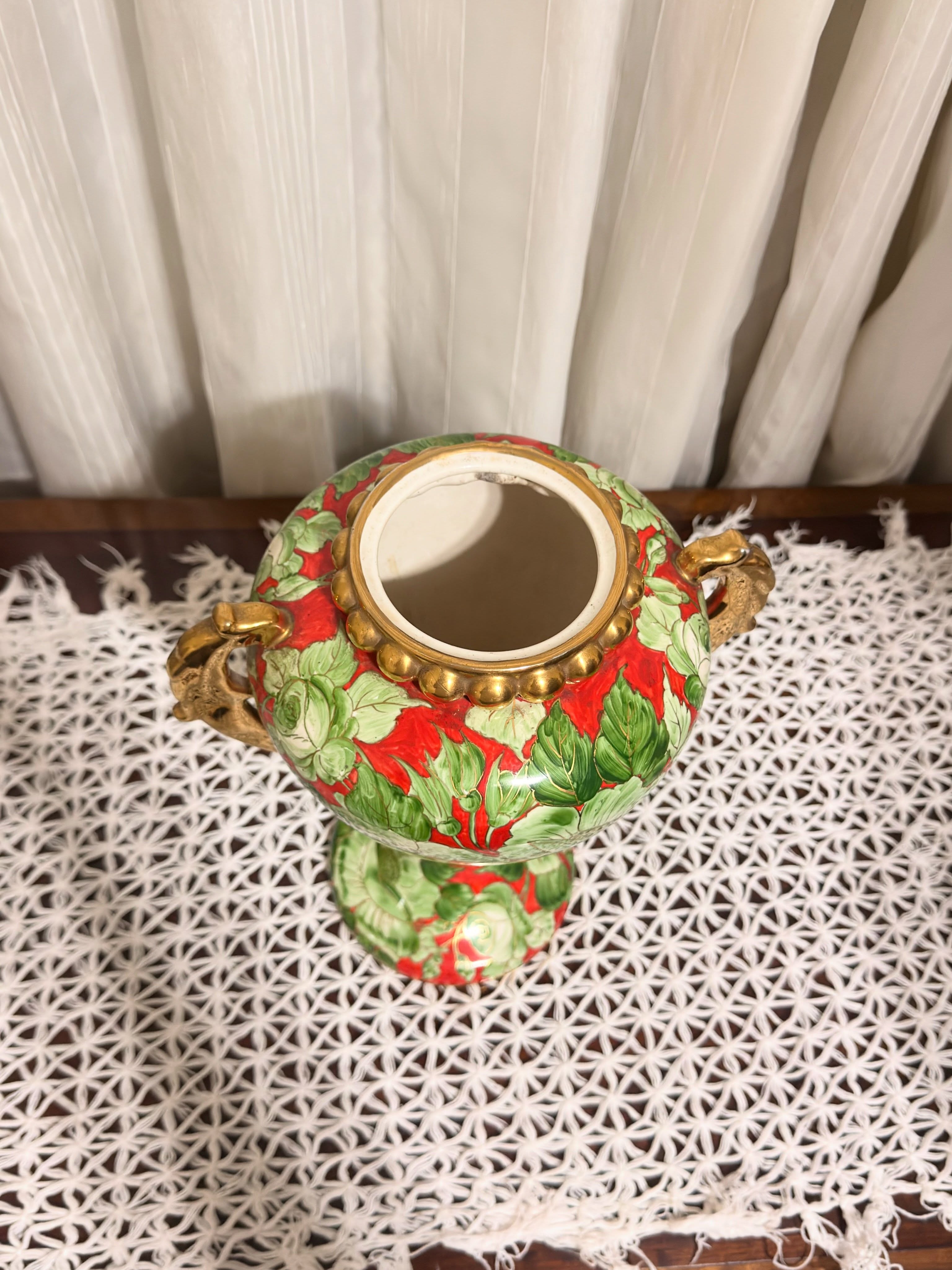 Ânfora Clássica em Porcelana Pintada à Mão com detalhes florais em verde e dourado 