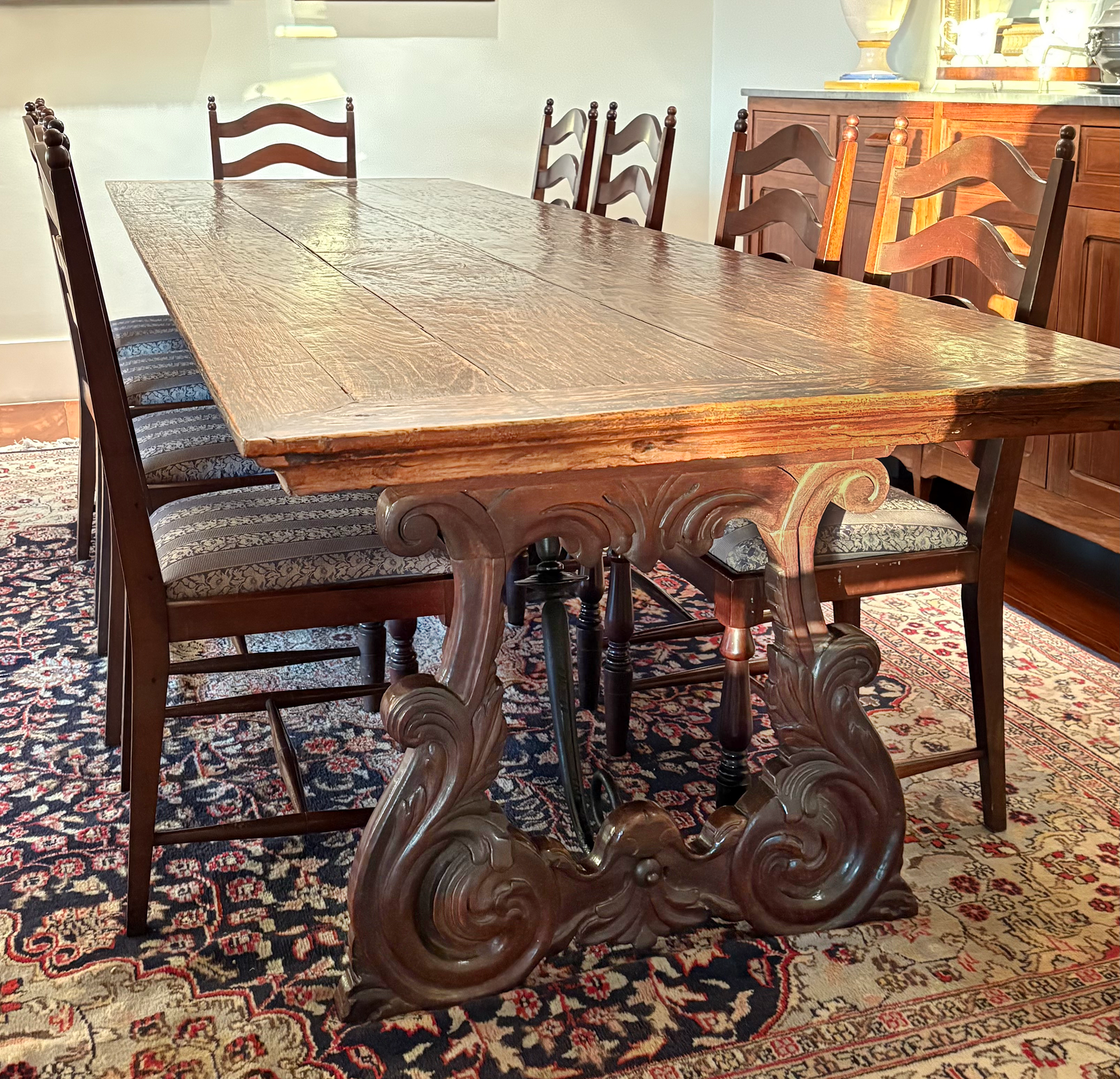 Mesa de jantar Retangular em madeira antiga estilo colonial com pés entalhados 