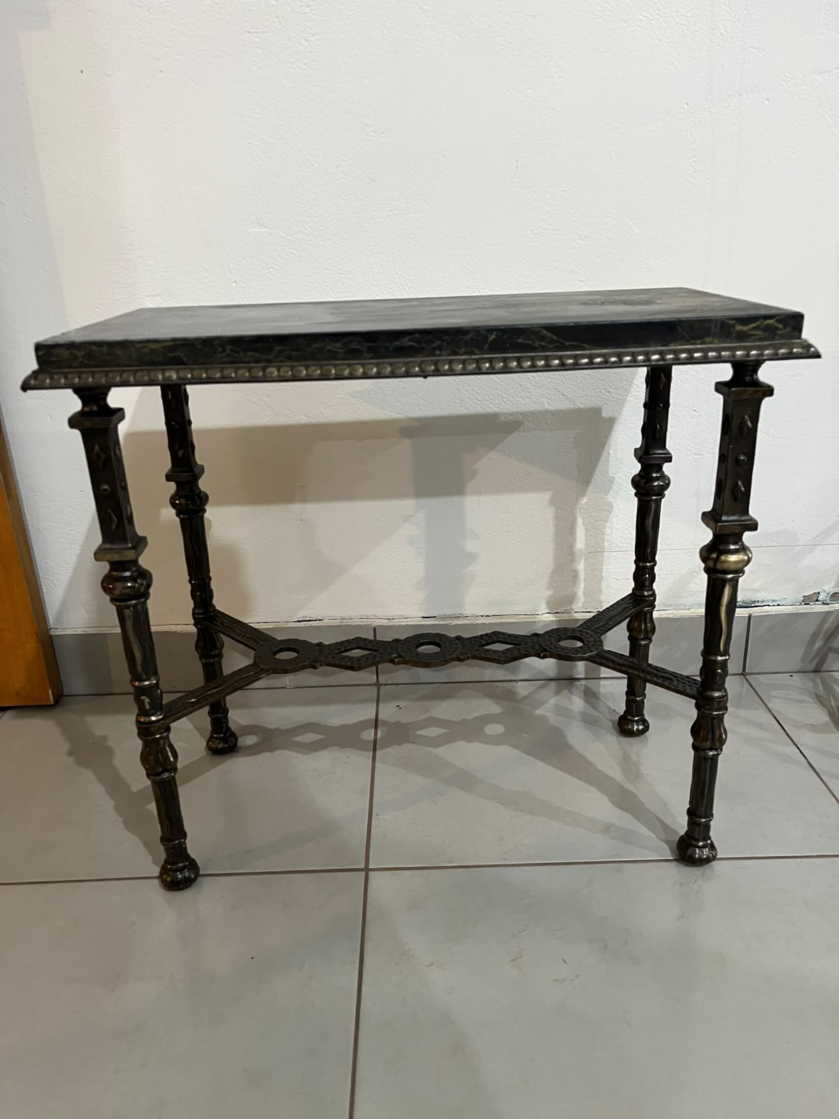 Antiga Mesa Lateral Retangular com Tampo em Mármore e Estrutura em Metal Trabalhado