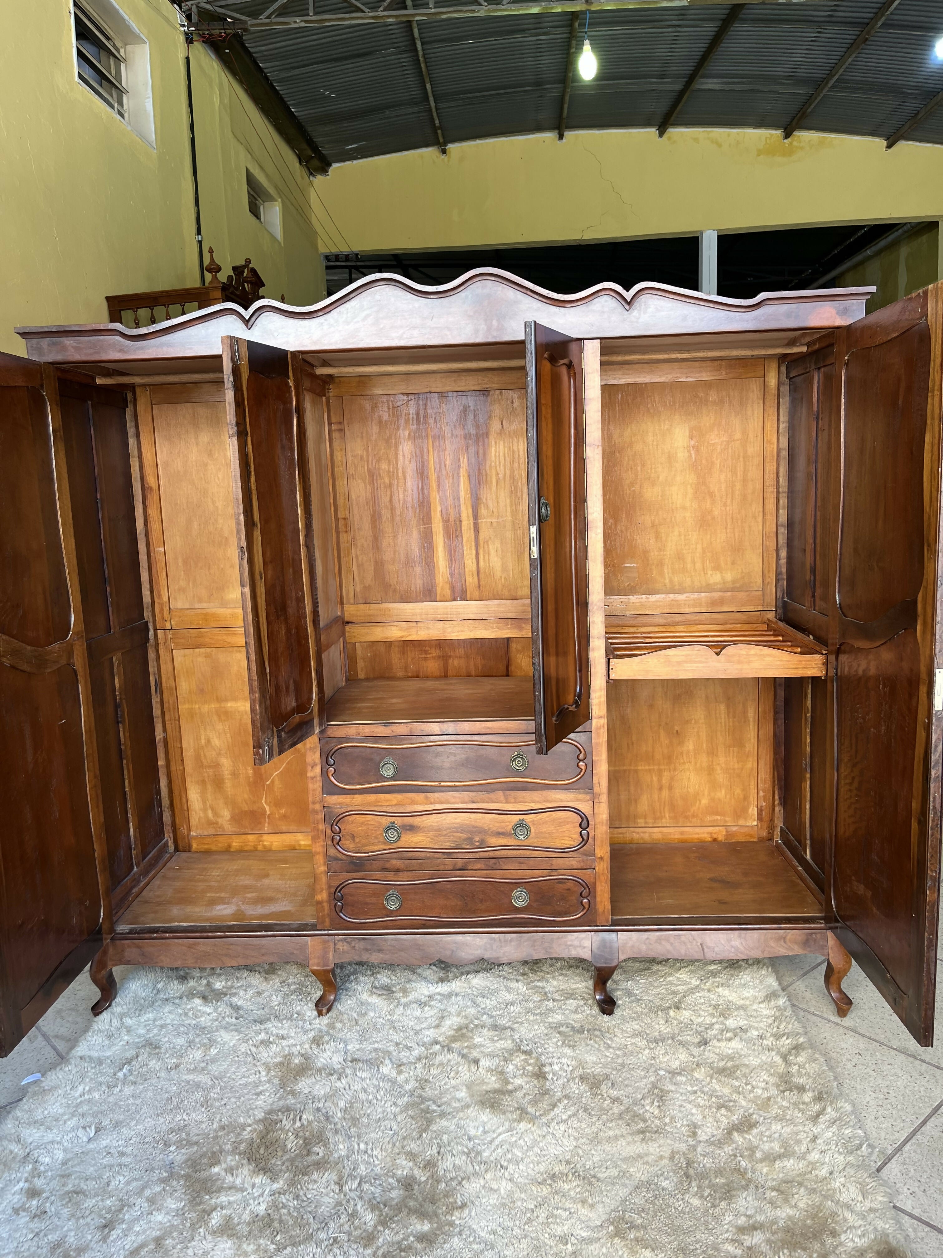 GUARDA ROUPA CHIPANDELLE ANTIGO