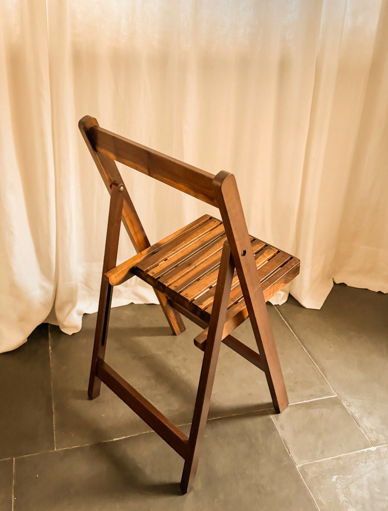 Cadeira dobrável modernista