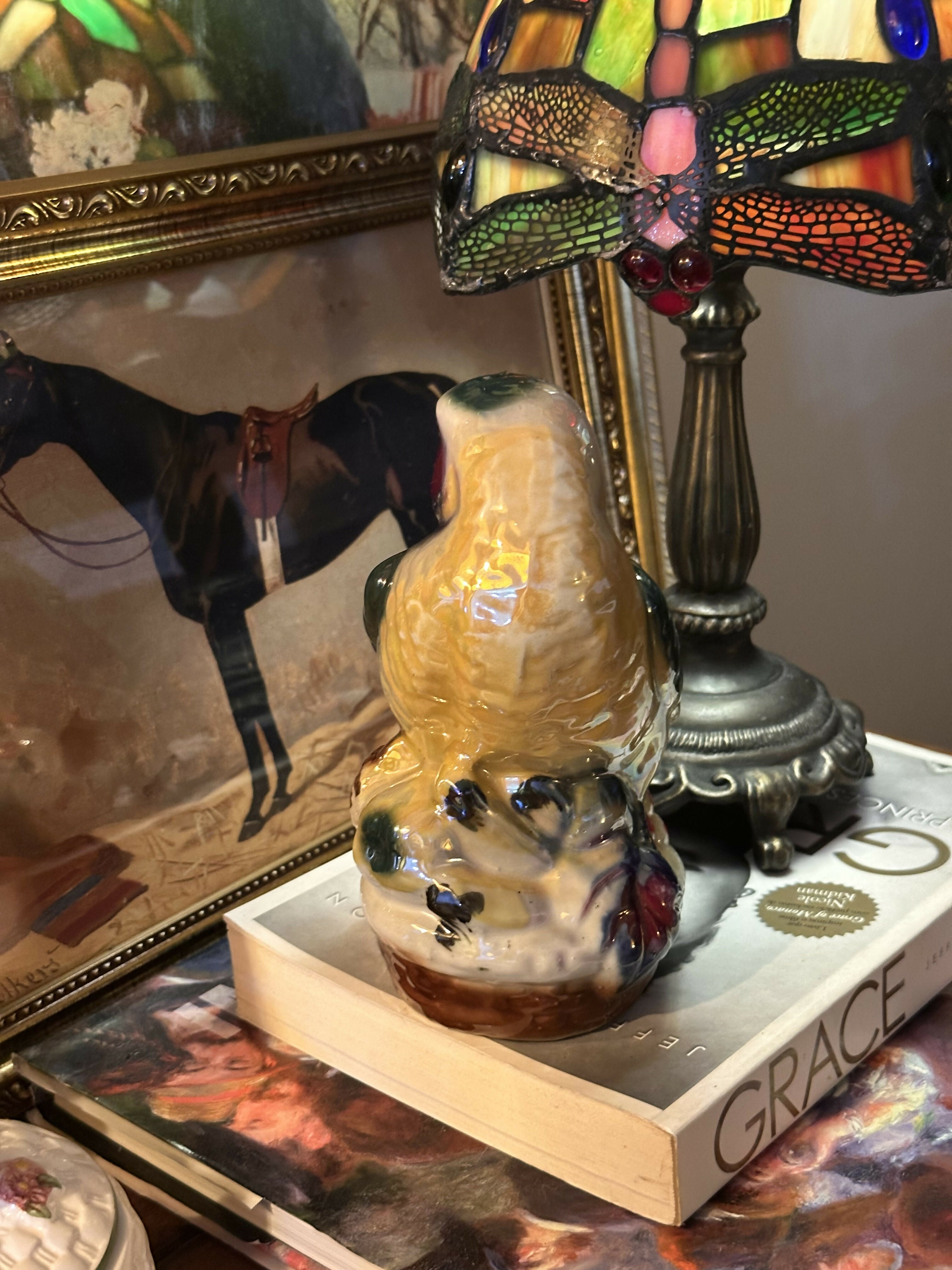 Estatueta antiga de porcelana vitrificada de papagaio