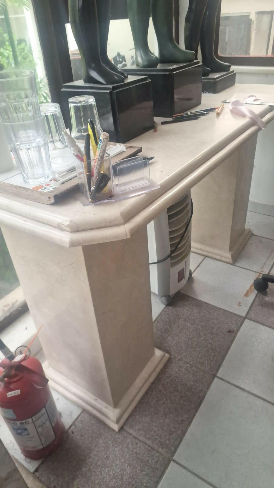 Aparador / Mesa em Mármore Bege – Estrutura Maciça