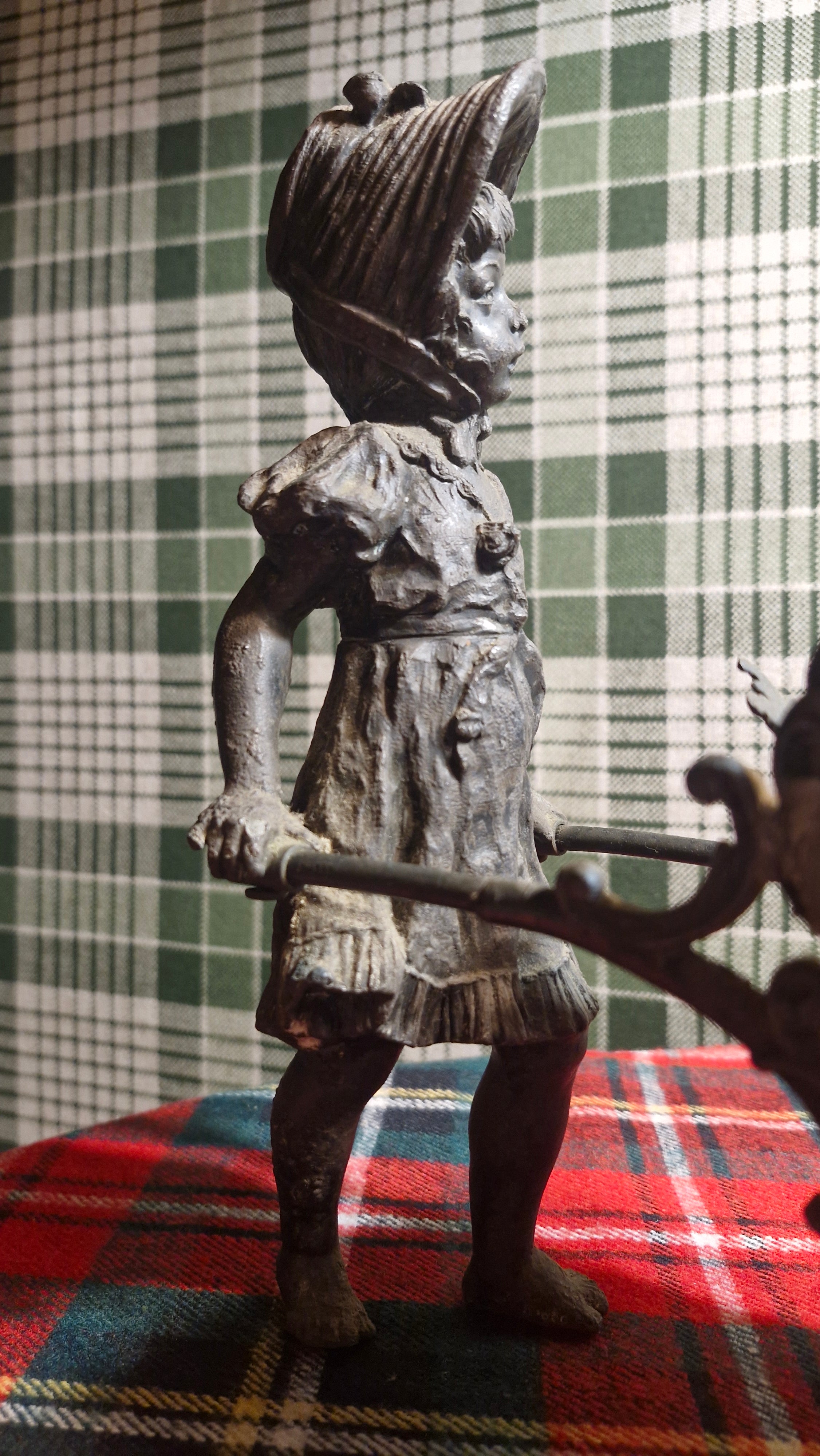 Magnífico Centro / Floreira de Mesa Final Século XIX em metal retratando menina empurrando carriola