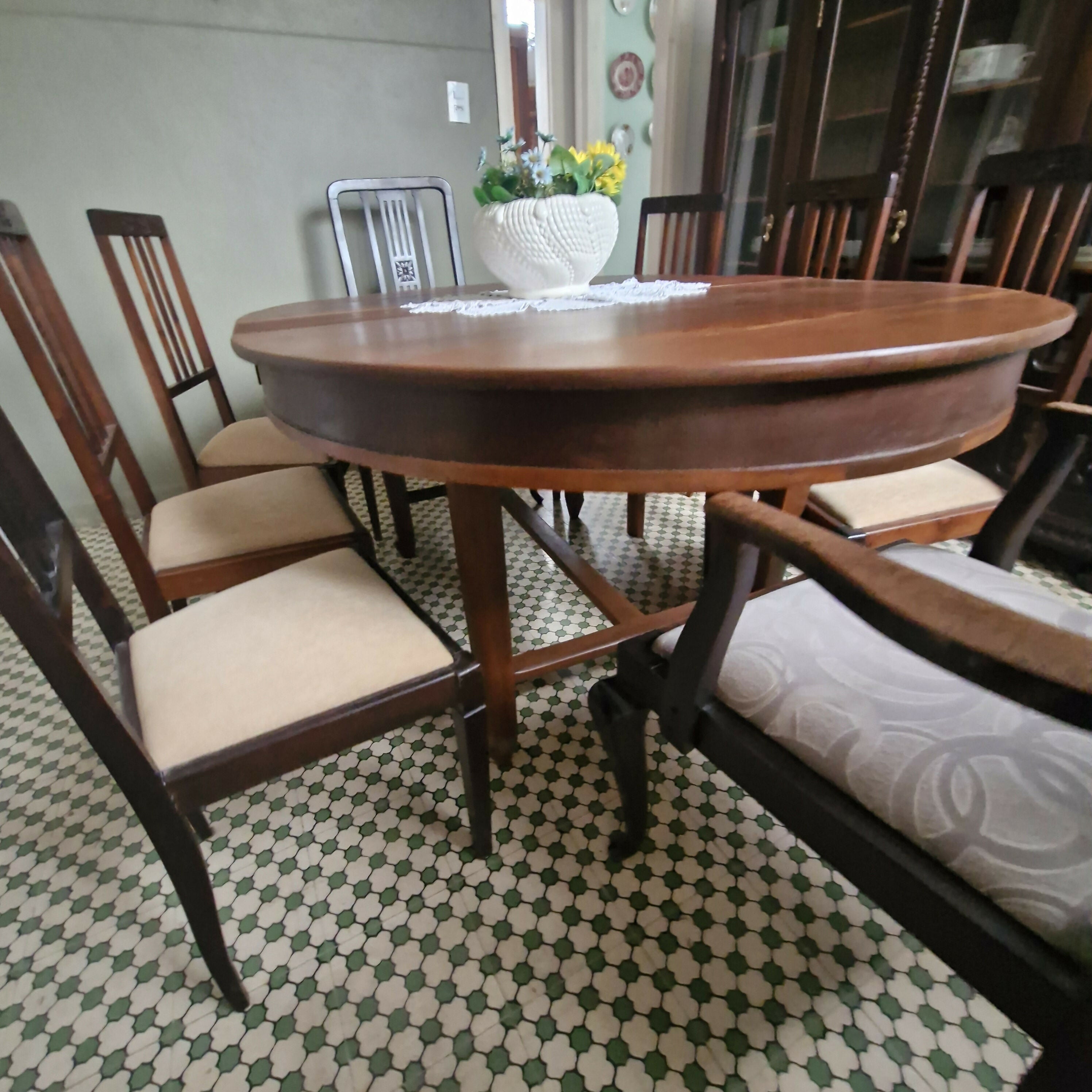 Jogo de Jantar Art Deco com mesa oval e 8 cadeiras
