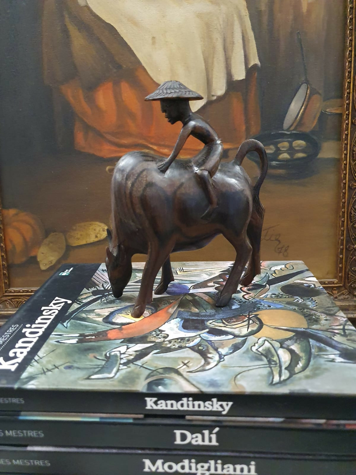 Incrível escultura em madeira de jacarandá tailandês de homem camponês montado em um boi