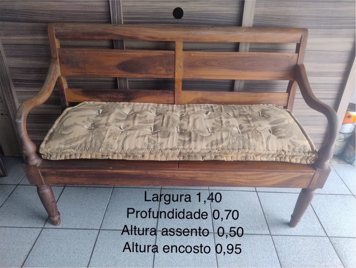 Banco em Madeira Maciça com almofada com motivos botânicos 