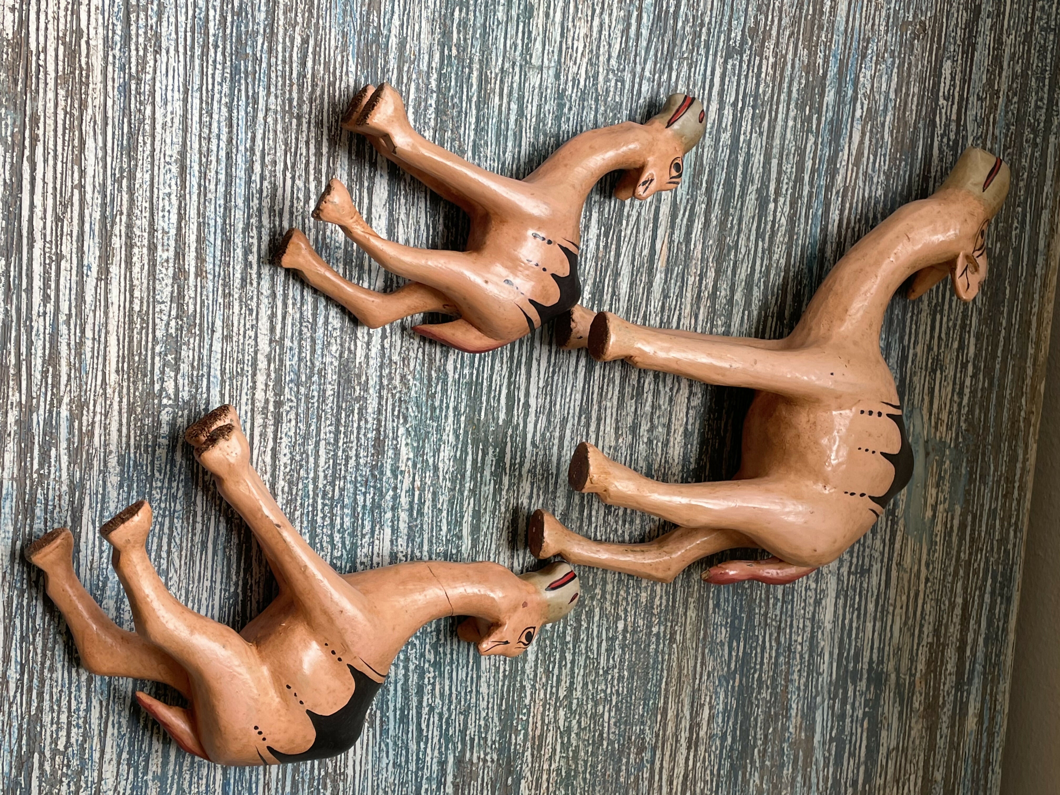 Trio de Estatuetas de camelo em madeira