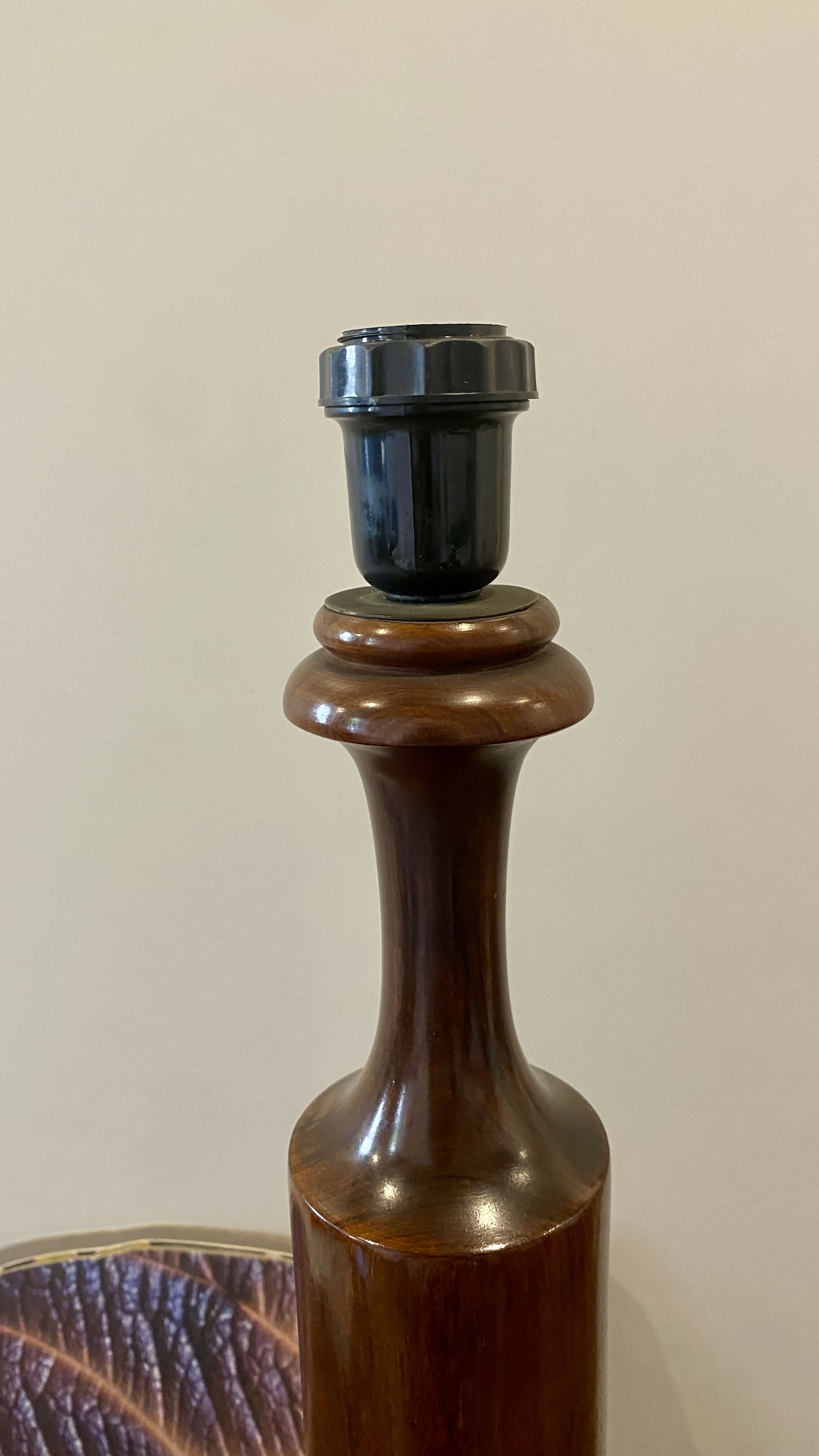 Abajur em jacarandá maciço, anos 60, em perfeito estado de conservação.