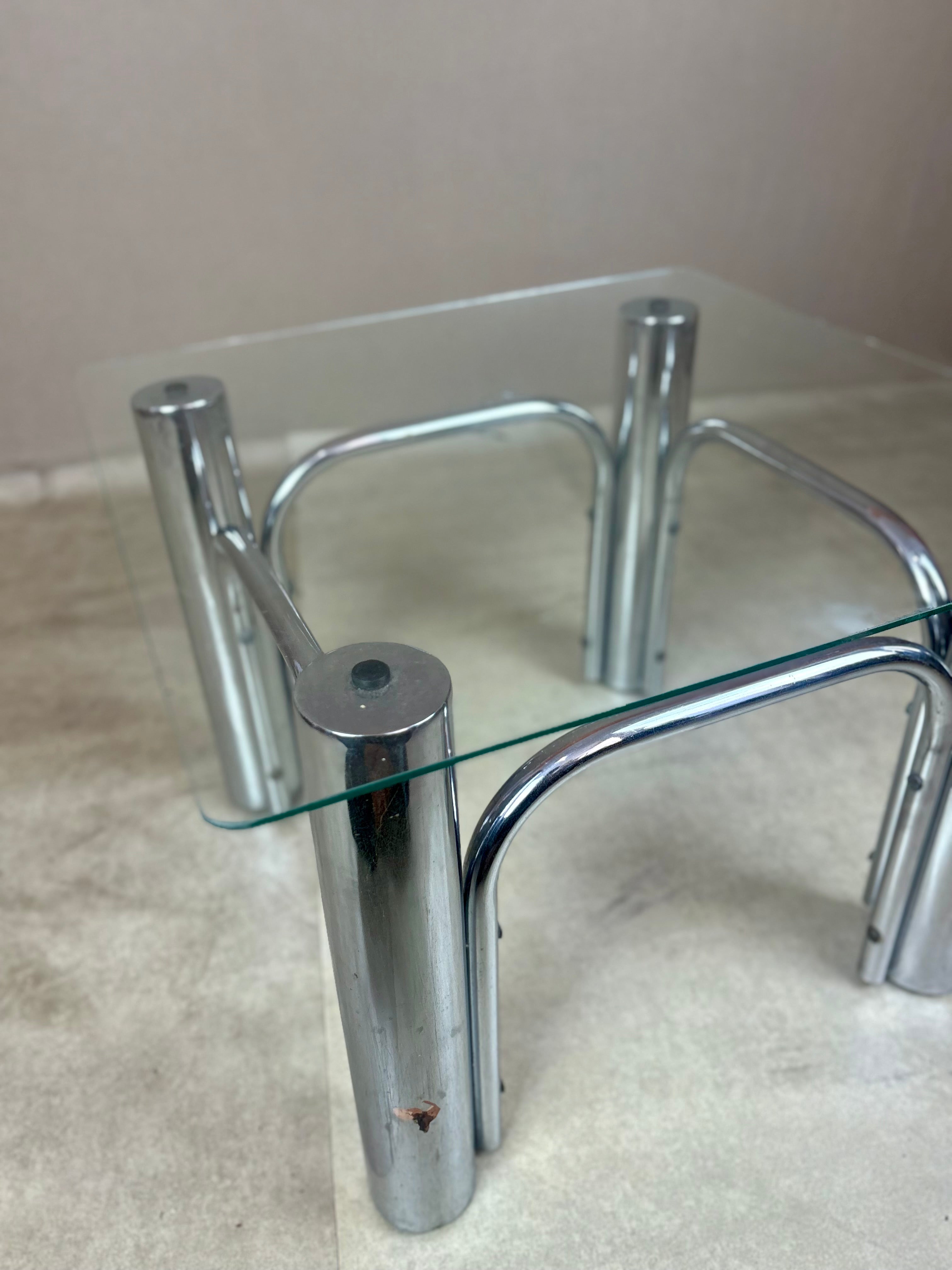 Mesa lateral cromada quadrada com tampo em vidro - anos 70