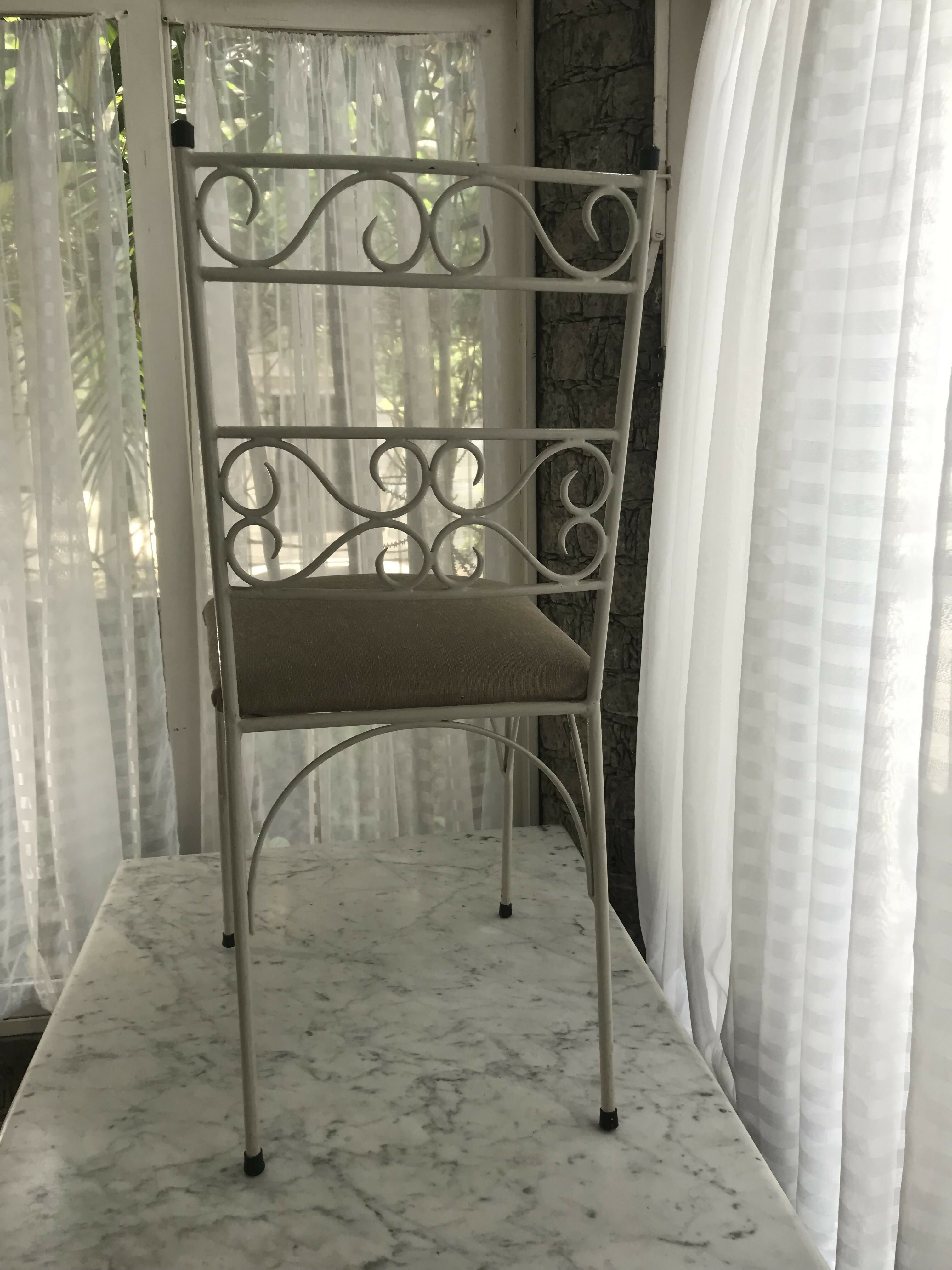 Cadeira robusta em ferro branco (6 unidades disponíveis)