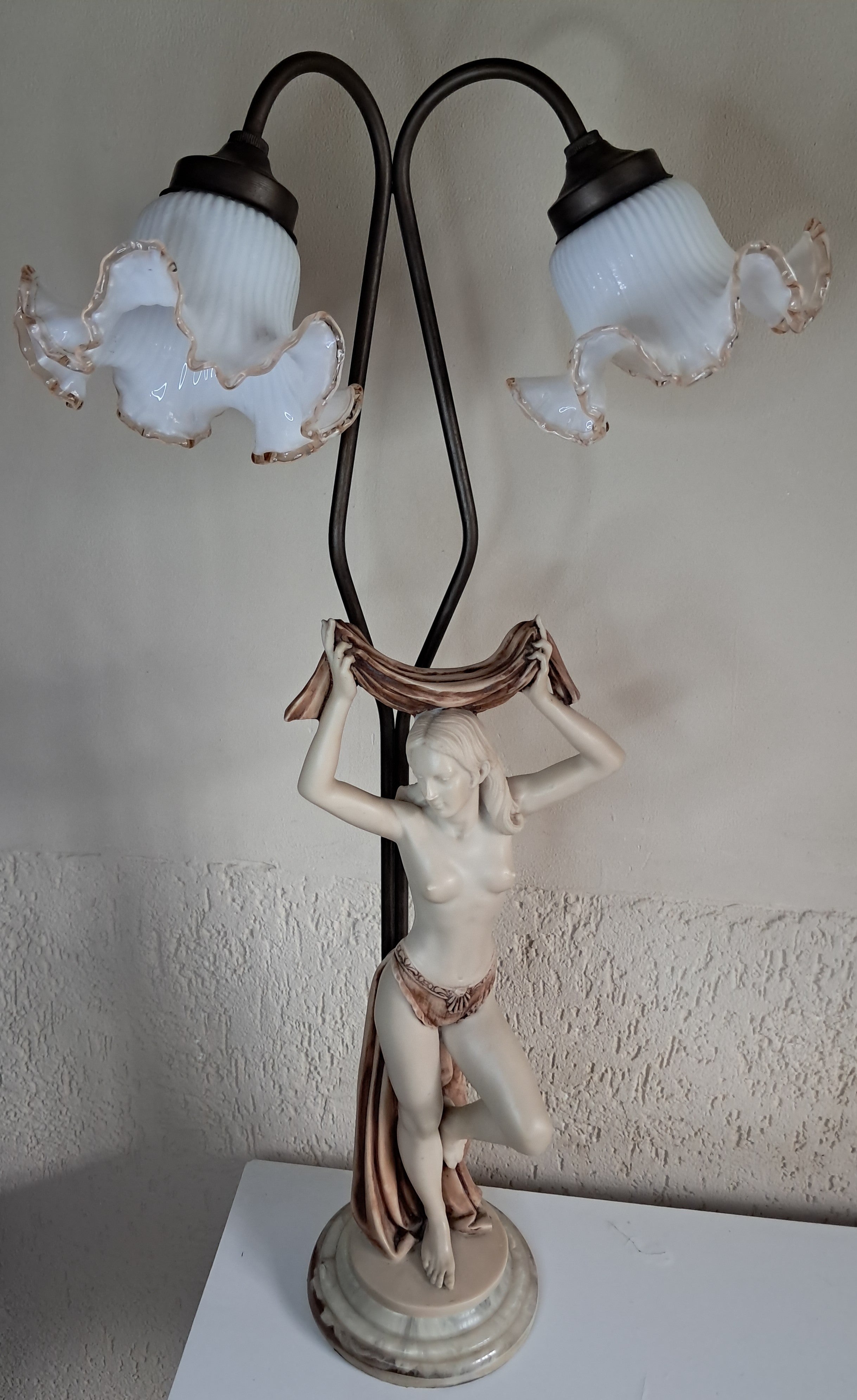 LUMINÁRIA ESCULTURAL ITALIANA — ARNALDO GIANNELLI, 1982. retratando figura feminina