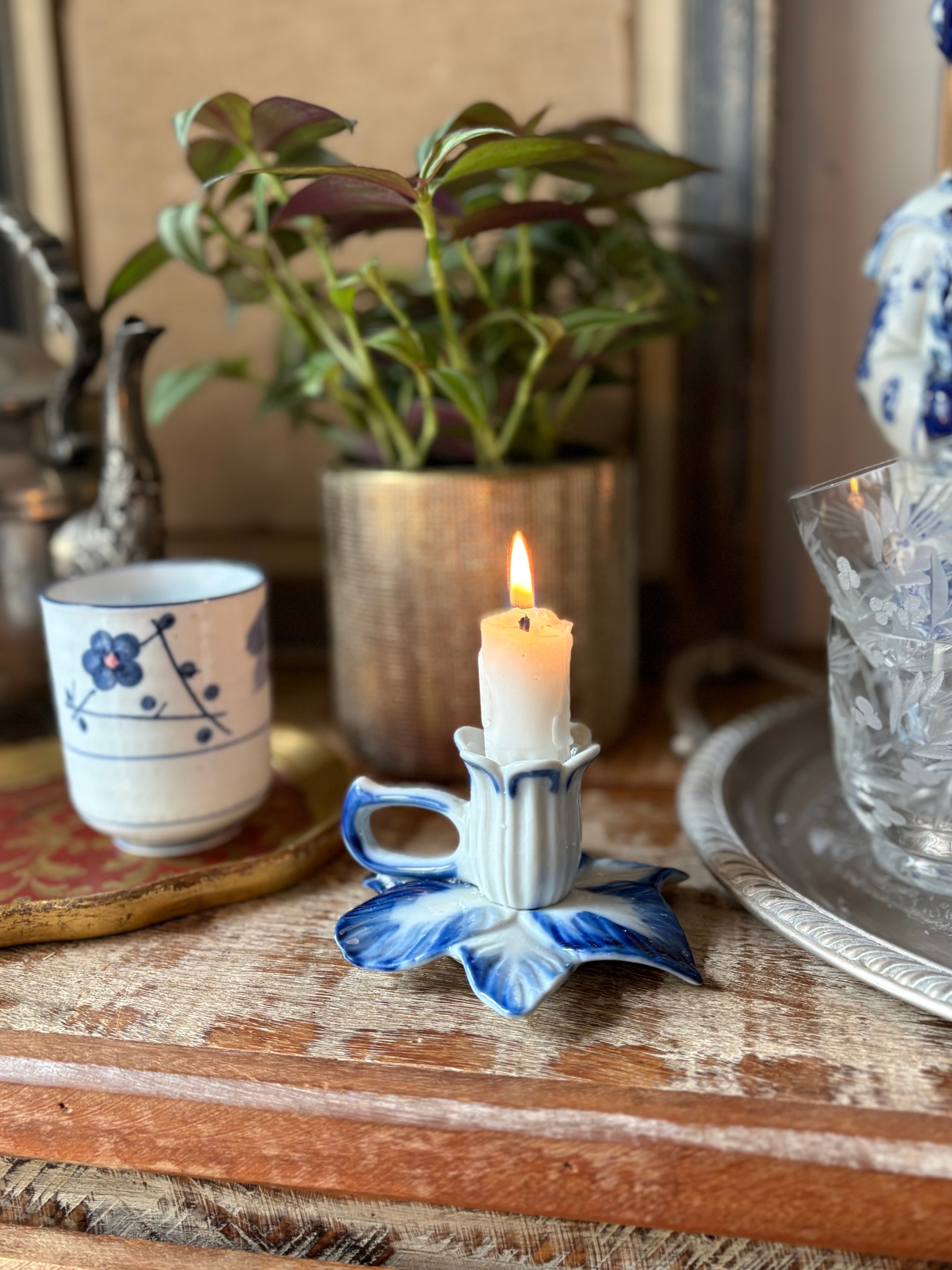 Pequeno castiçal palmatória em porcelana em forma de flor 
