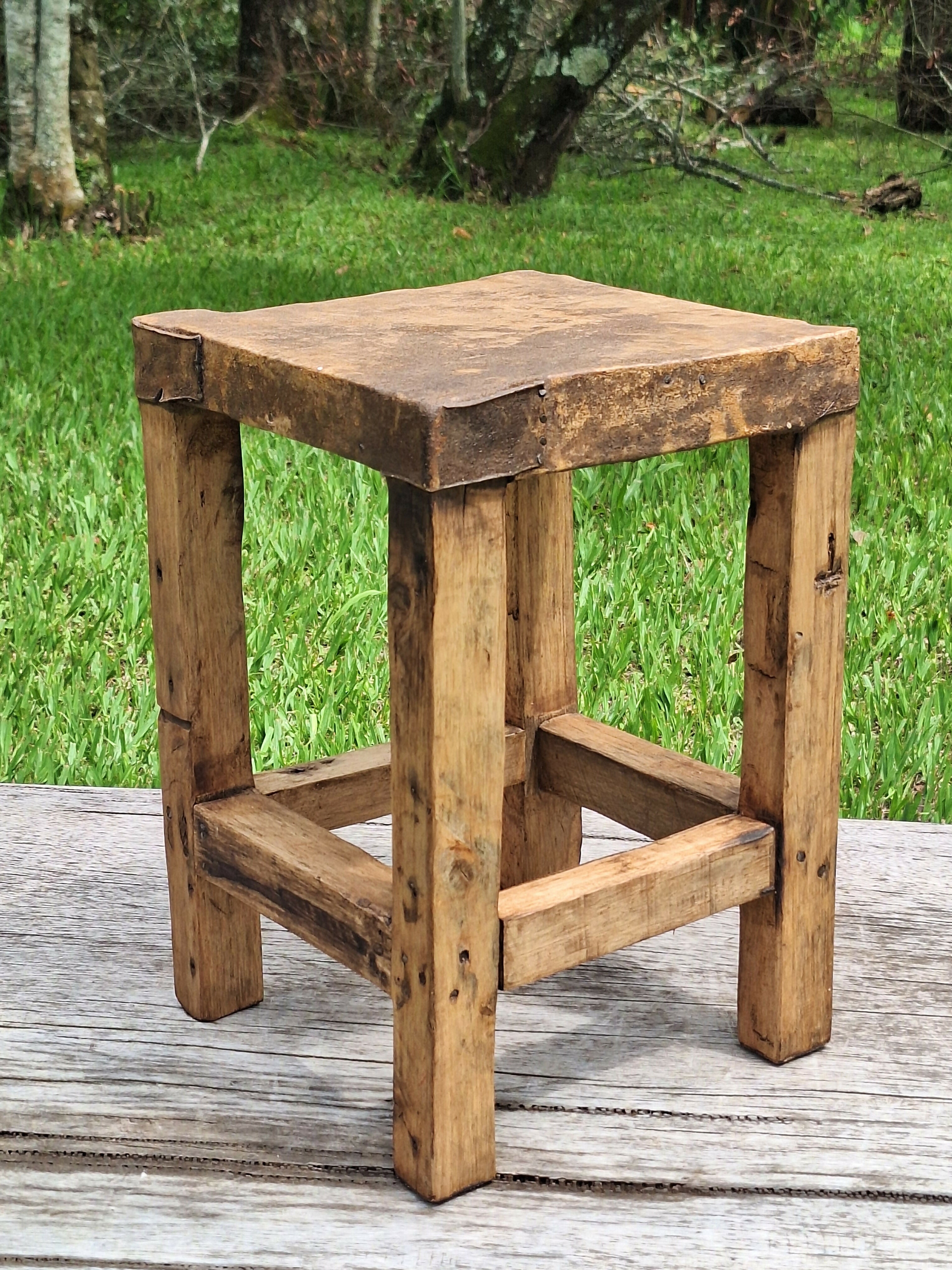 Antigo Banco de Couro Quadrado em Madeira Maciça Garimpo Mineiro (valor unitário)