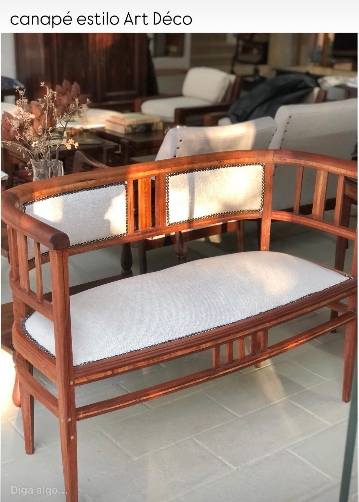 Namoradeira / Canapé em estilo Art Déco com estofado claro com tachinhas