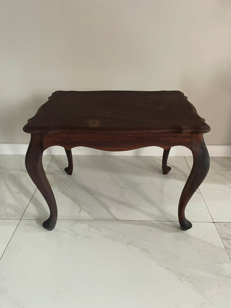 Mesa de canto / centro retangular em madeira, chippendale