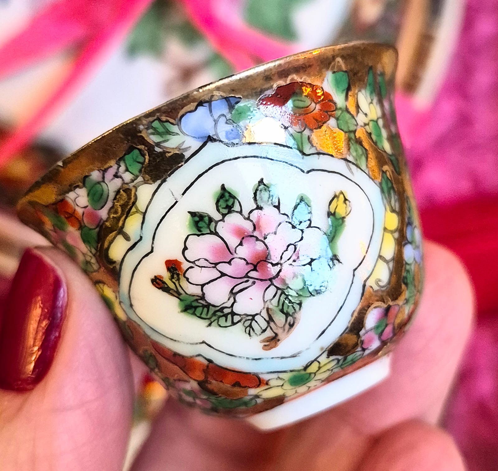 Pequeno, raro e lindíssimo conjunto de chá em porcelana chinesa Família Rosa - Rose Canton. Uma graça! Sem uso, na caixa original. 8 peças.