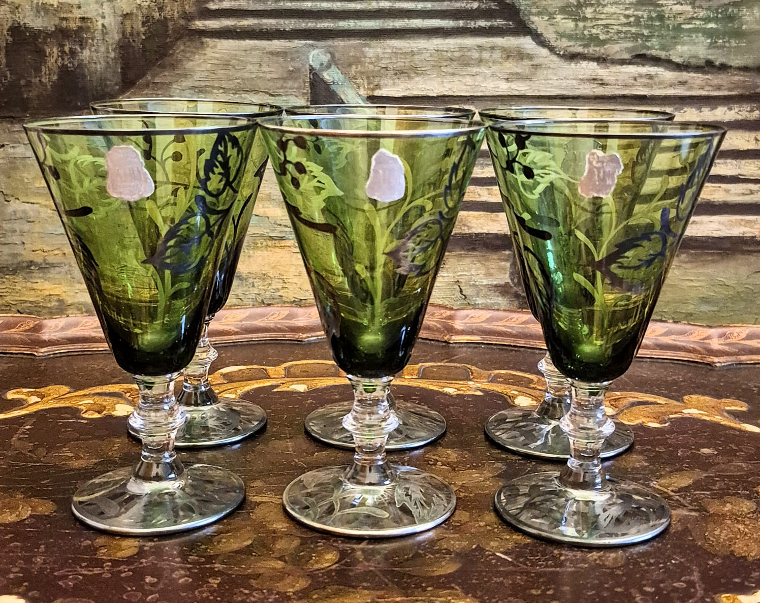 Jogo com 6 tacas de vinho incríveis em cristal verde espanhol Cristaleria Alba, anos 50. As taças são inteiras ornadas em prata de lei.