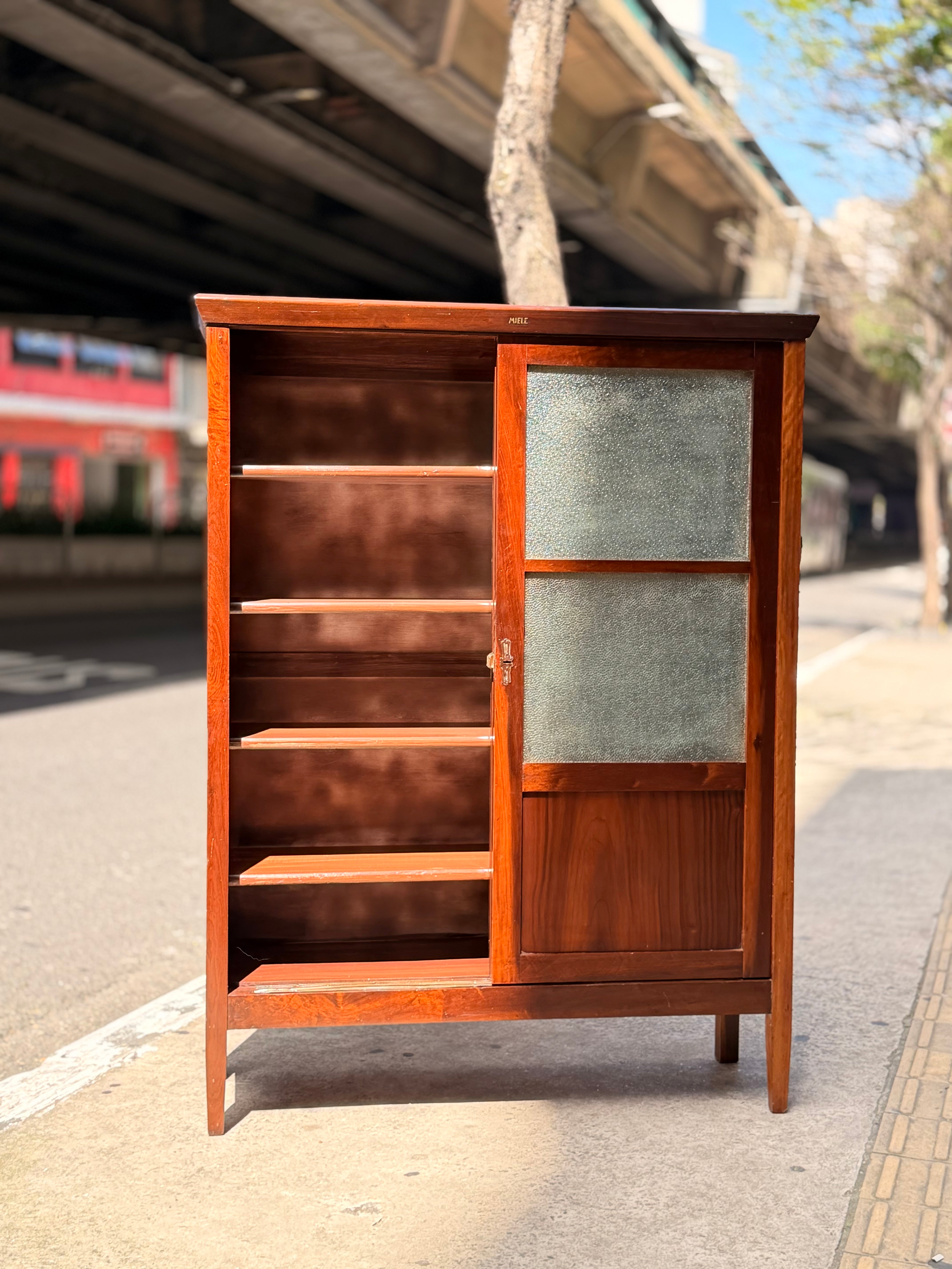 Armário Livreiro/Estante Miele com duas portas de correr