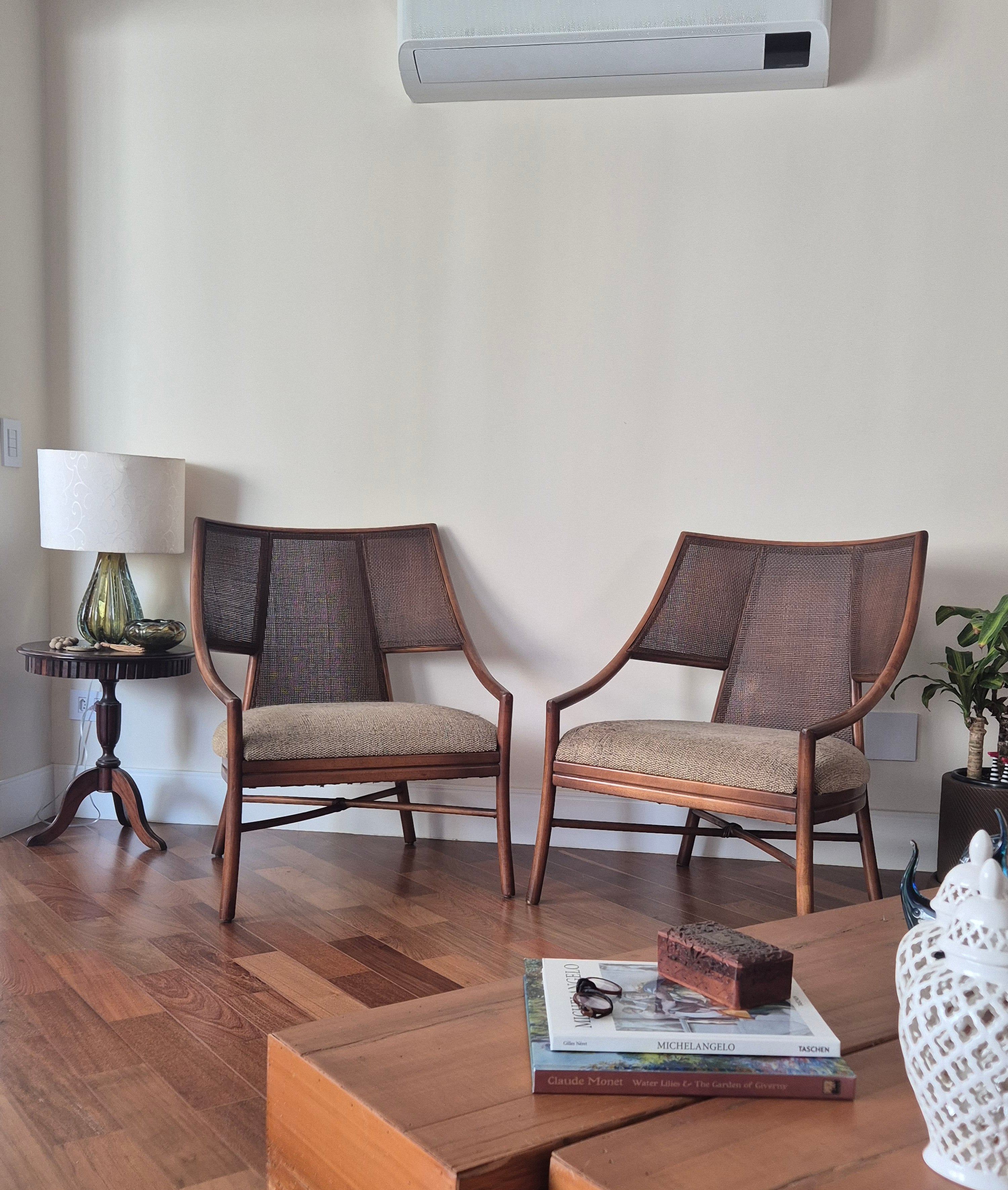 Par de poltronas com braço em madeira, palhinha estofado neutro no assento - anos 70