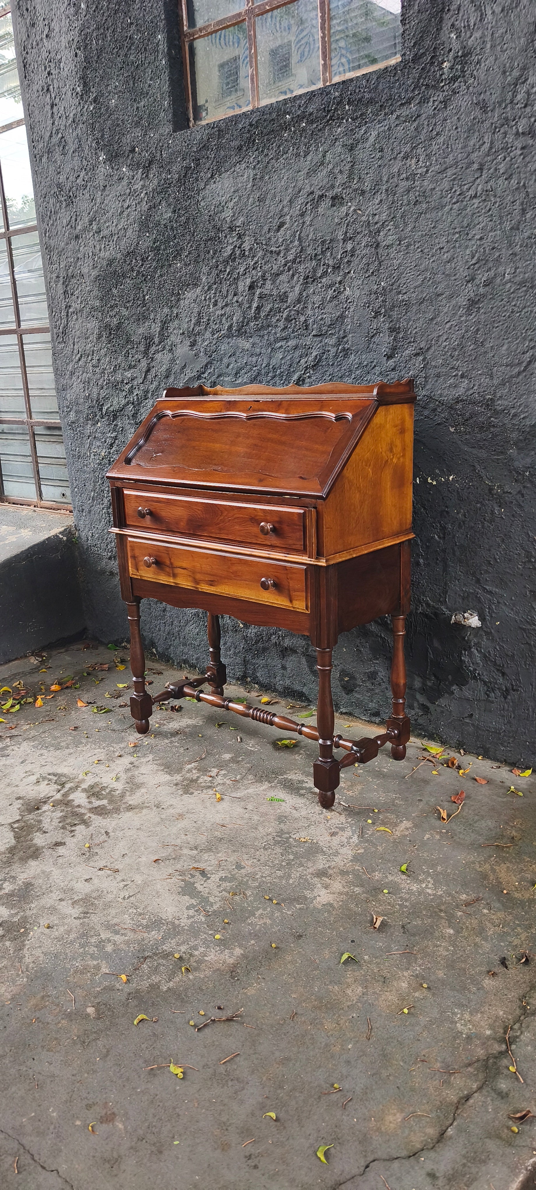 Escrivaninha Birô / Papeleira estilo Colonial em madeira escura - restaurada 