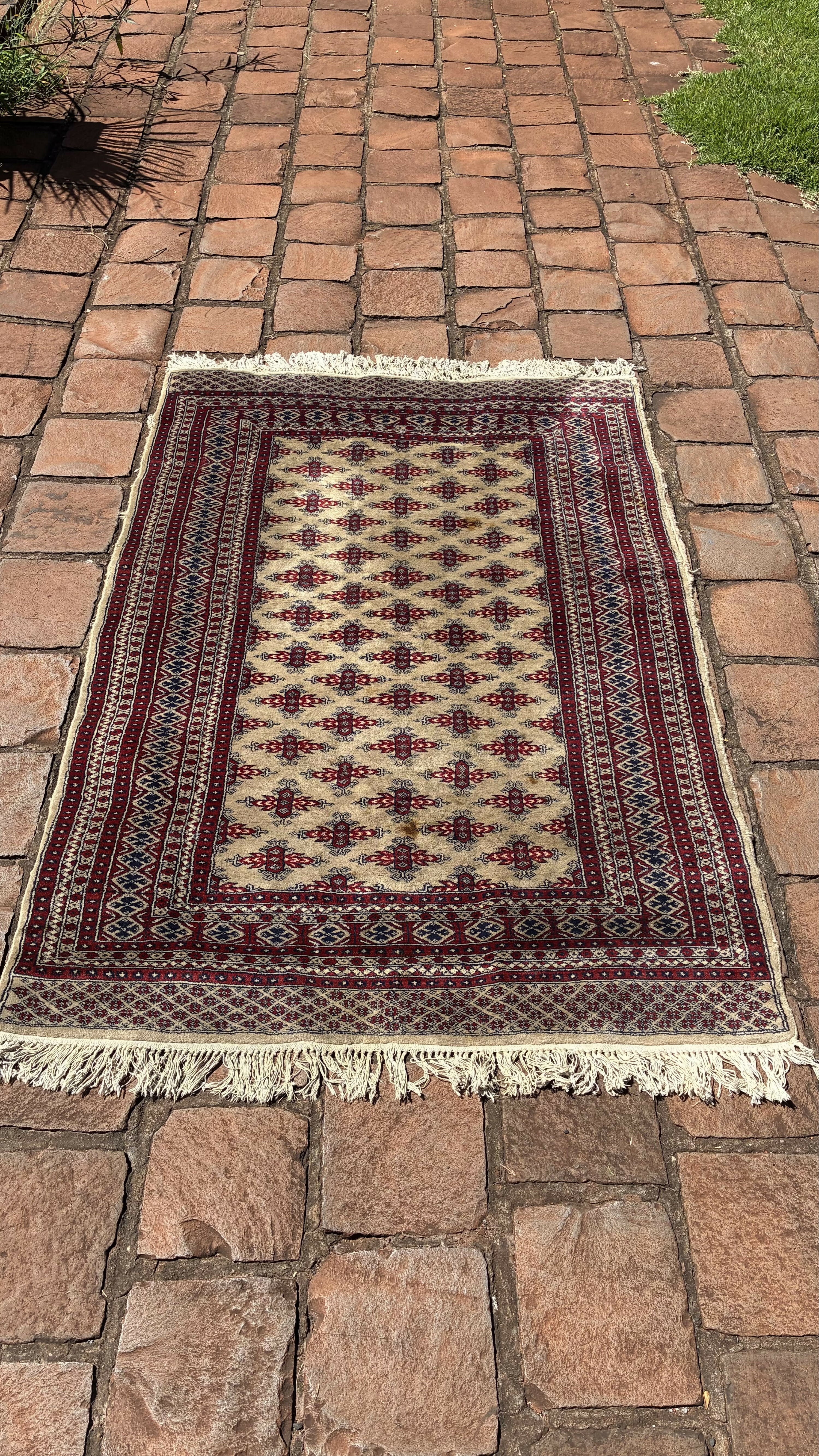 TAPETE ANTIGO com padrões geométricos em tons de vinho