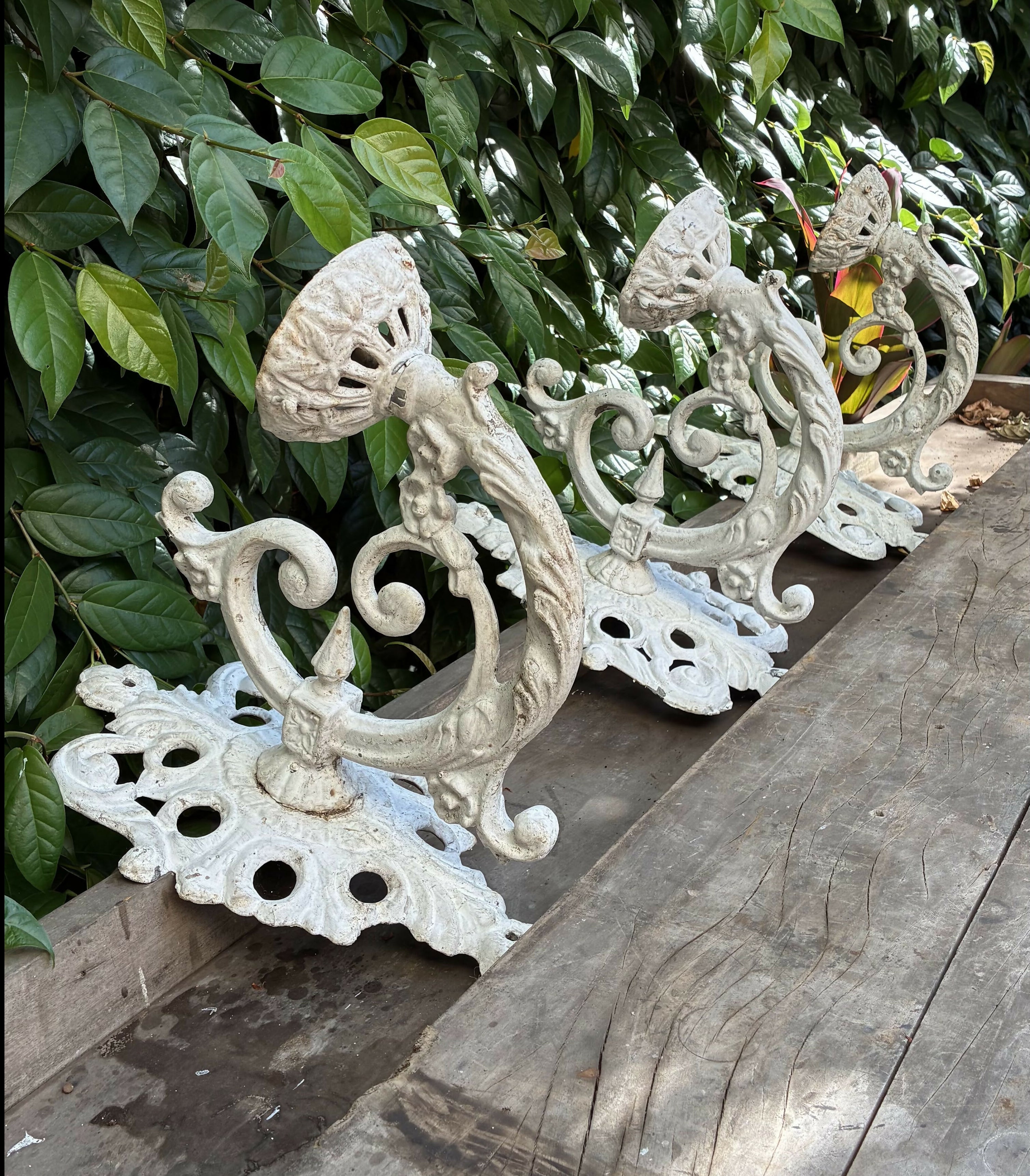 Arandelas em metal pintadas de branco com acabamento texturizado (valor unitário)