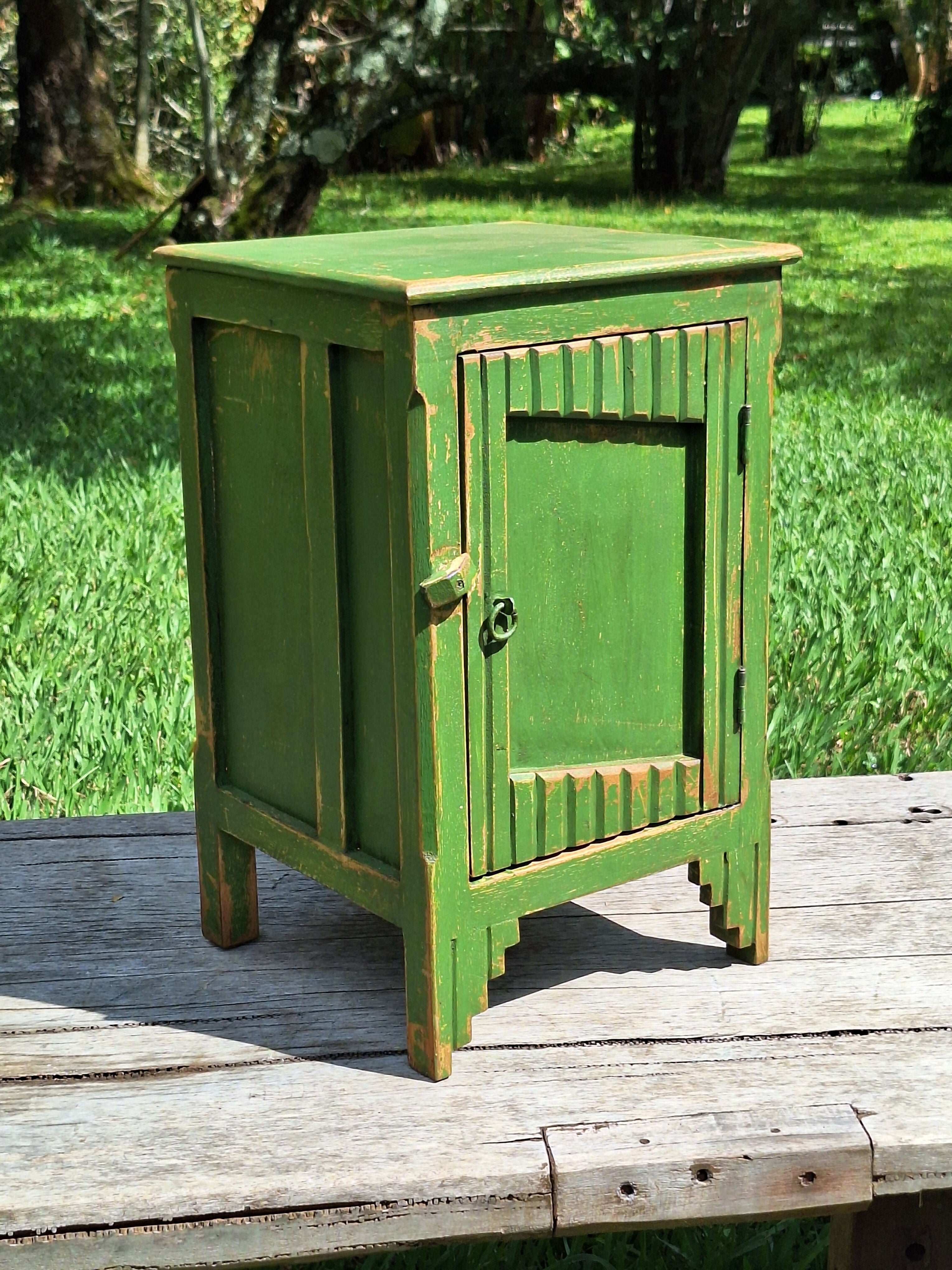 Mesinha de Cabeceira / Armarinho Tinta Gasta Verde Madeira Maciça Garimpo Mineiro