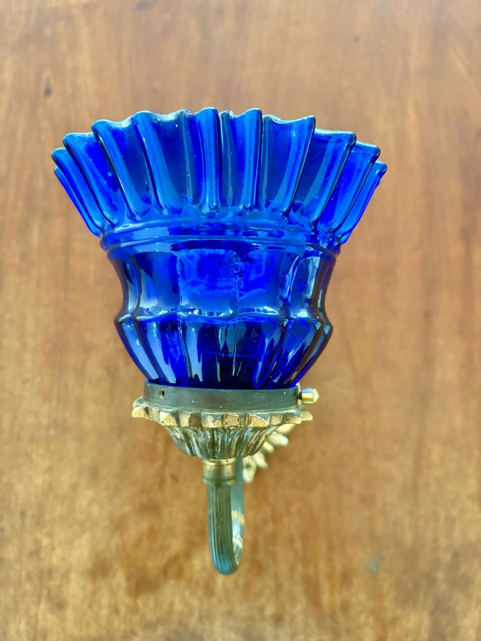 Arandela em bronze e vidro azul