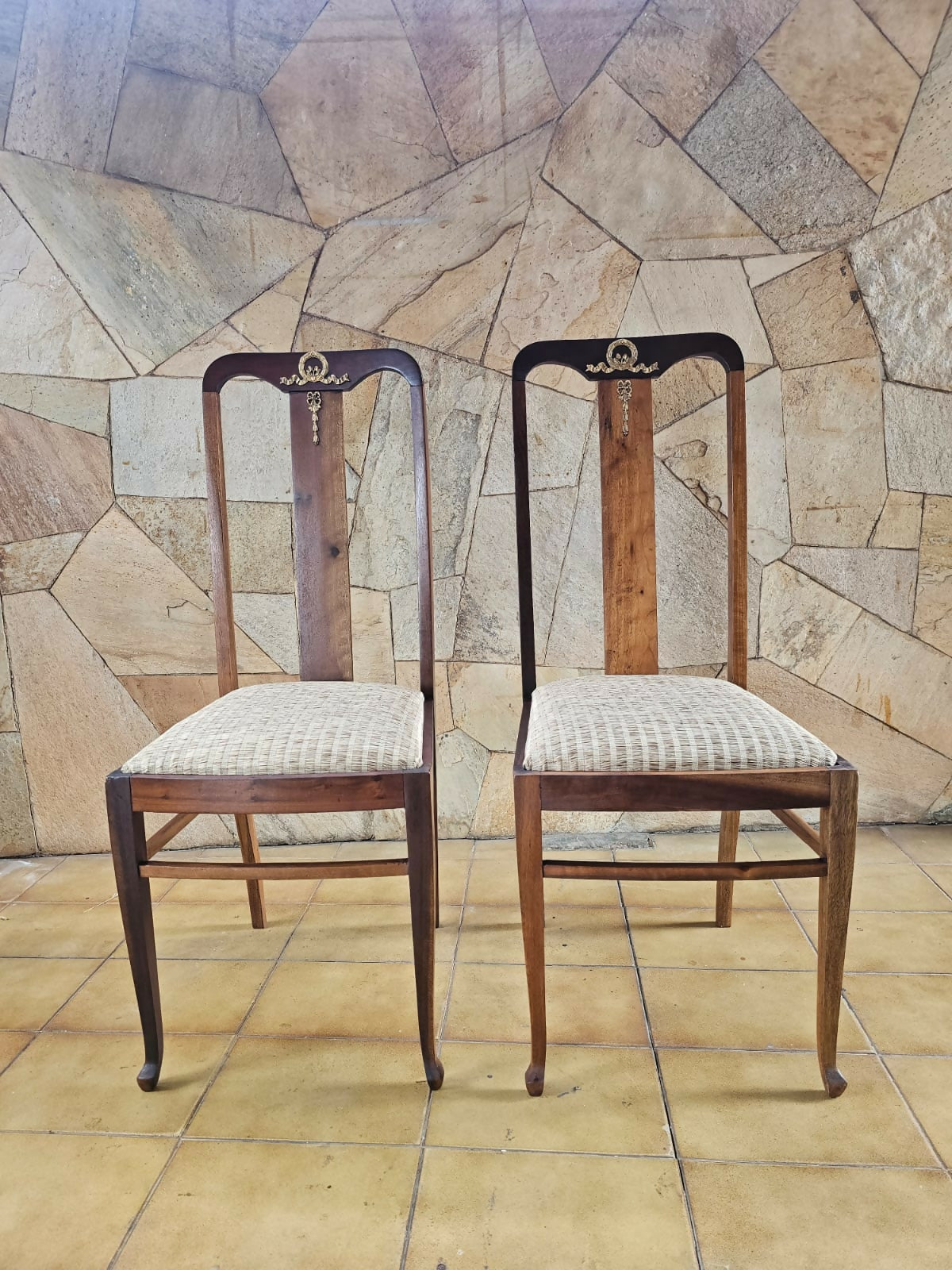 par de cadeira italiana, estrutura fina executada em madeira de lei, com aplique em bronze único.