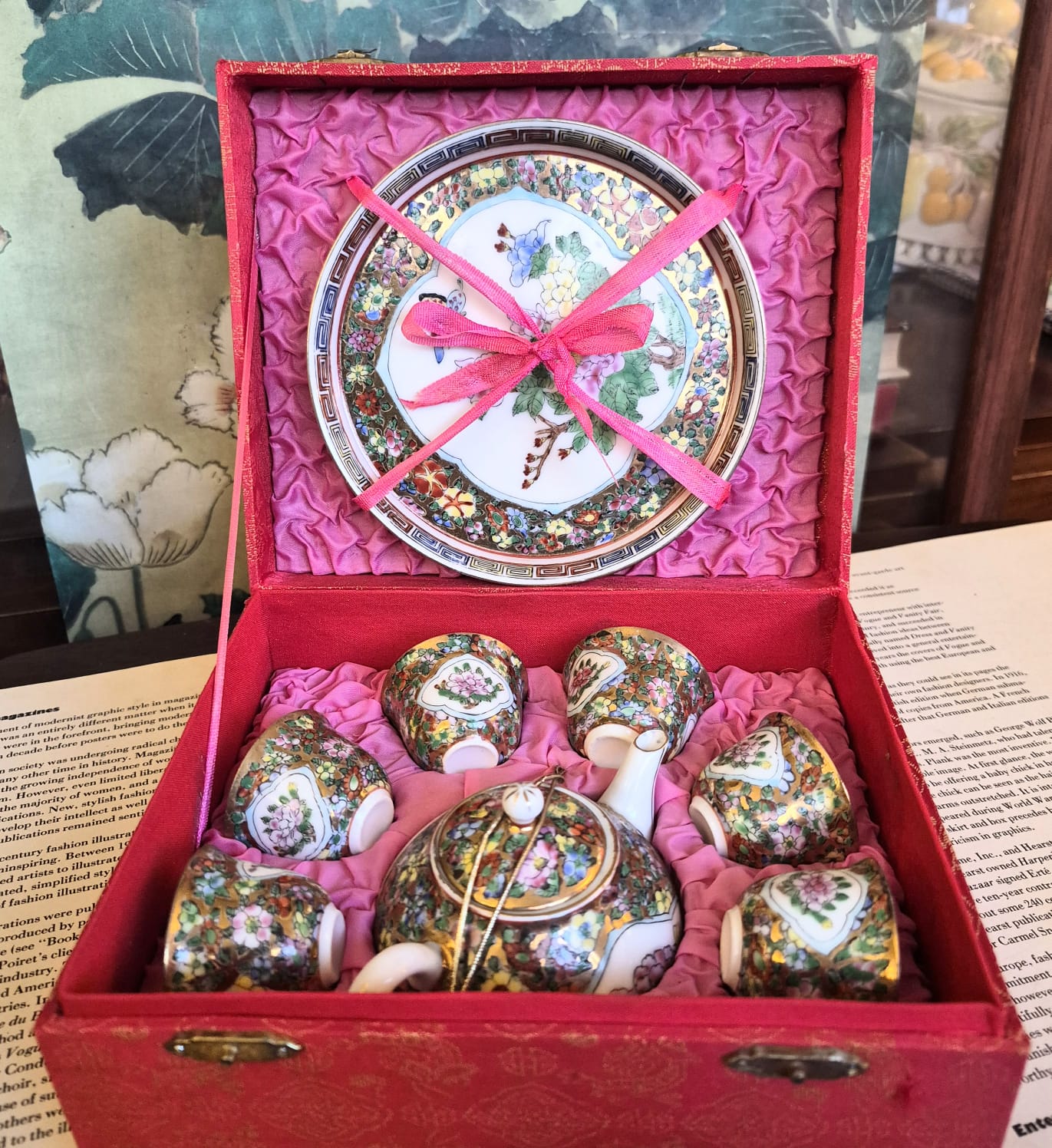 Pequeno, raro e lindíssimo conjunto de chá em porcelana chinesa Família Rosa - Rose Canton. Uma graça! Sem uso, na caixa original. 8 peças.