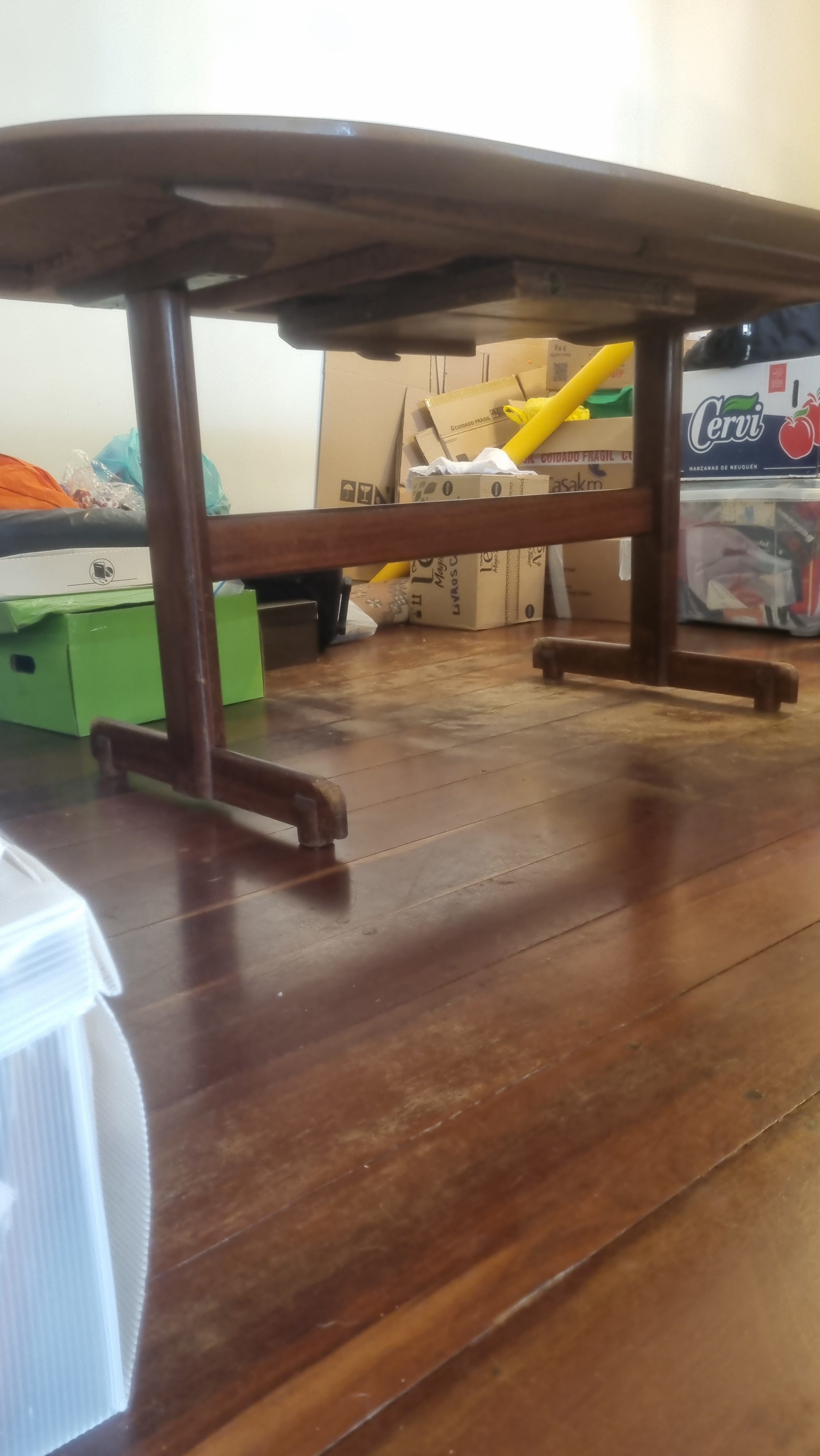 Mesa de Jantar Extensível Novo Rumo em madeira com bordas arredondadas 