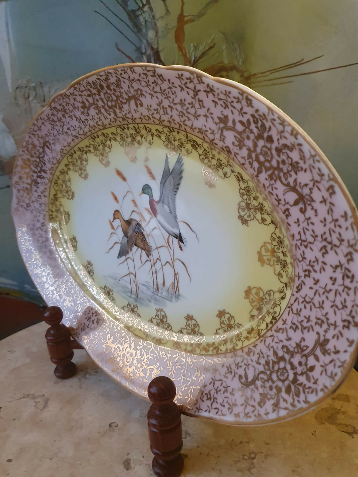 Travessa em porcelana vintage Real com rica douração e patos selvagens na reserva central. Maravilhosa!