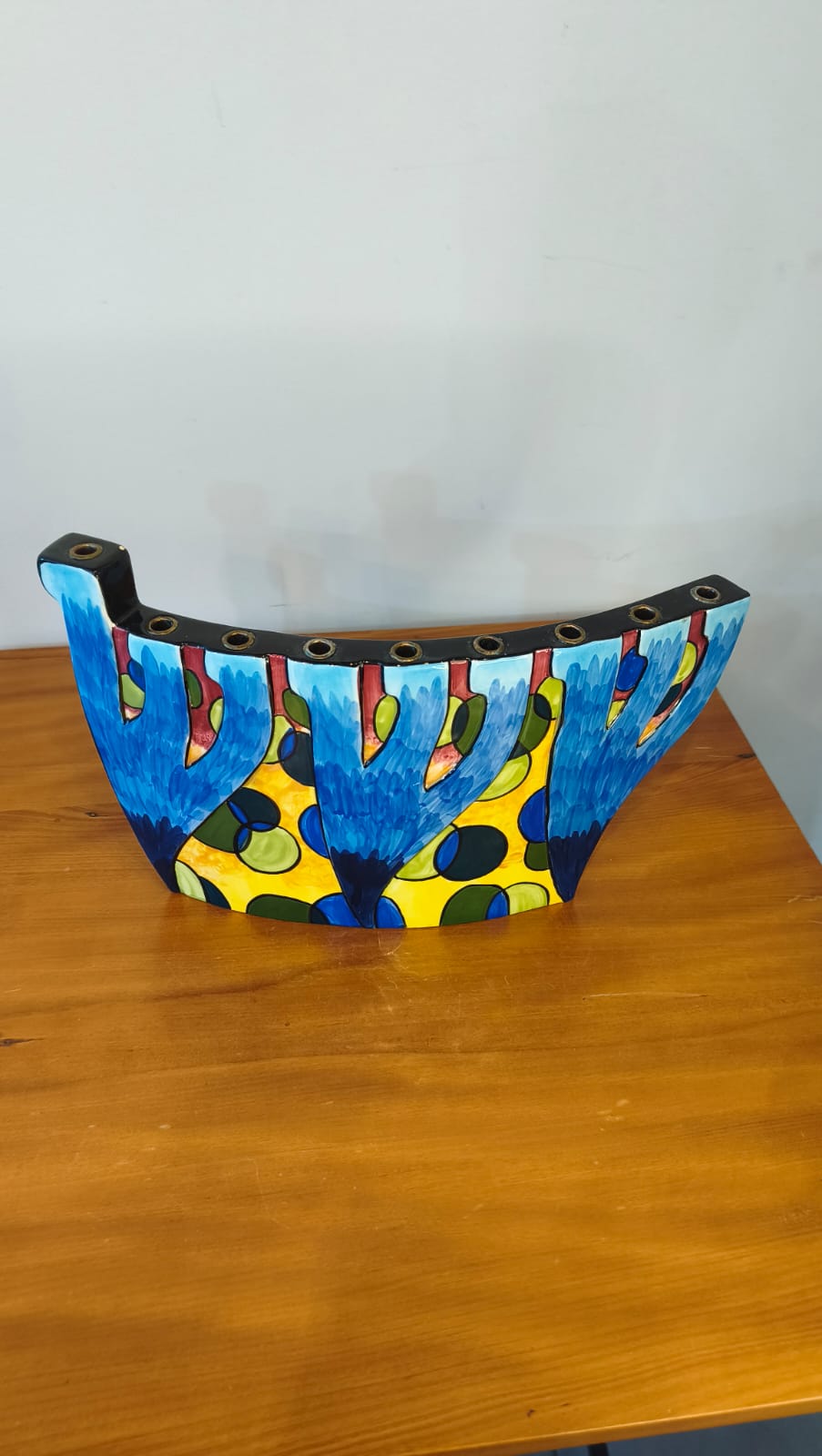 Chanukiá Judaica Plaut – Candelabro de Hanucá em Cerâmica Pintada à Mão – 35 cm
