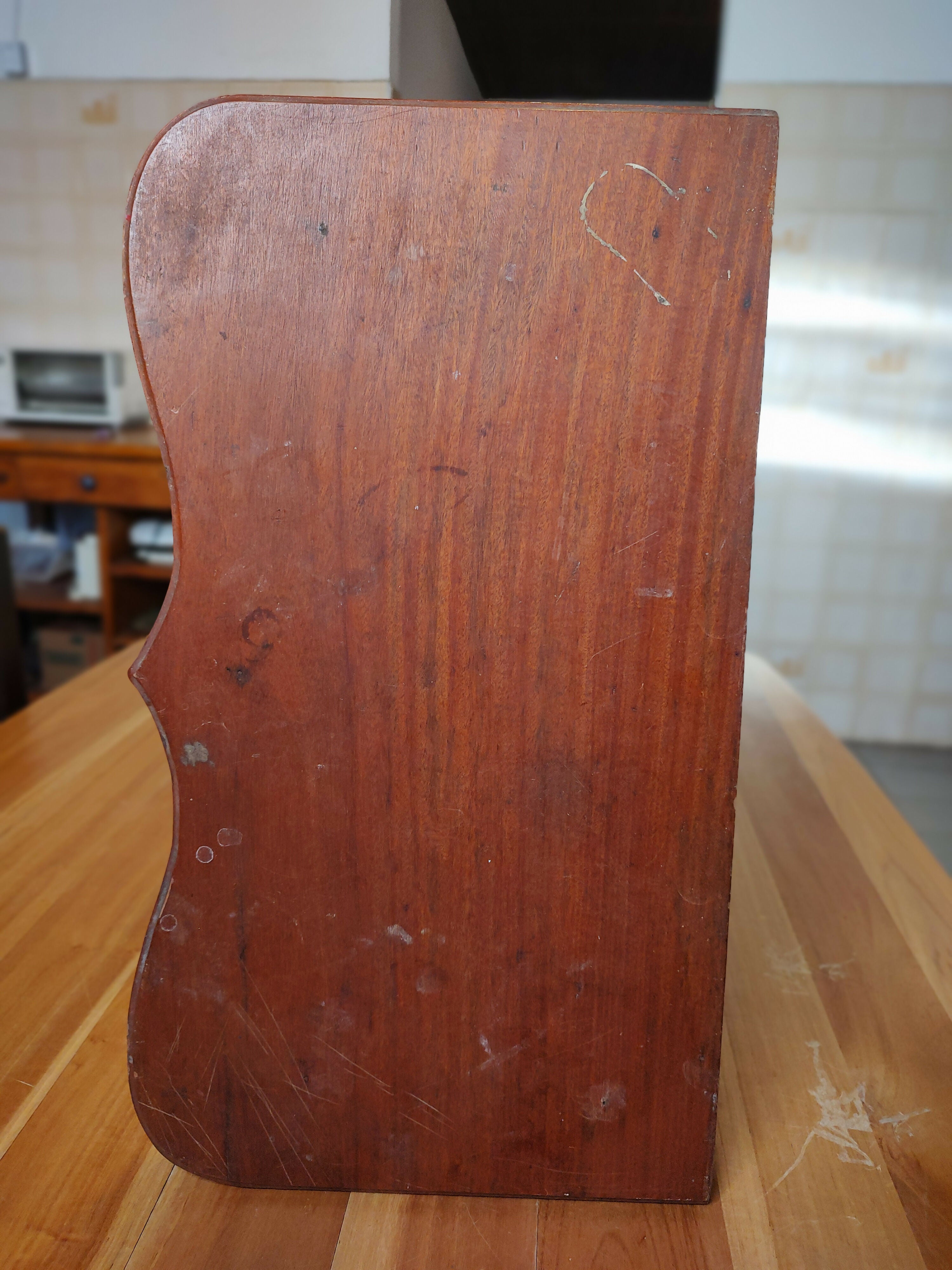 Antiga Prateleira em madeira maciça trabalhada com bordas arredondadas (57cm)
