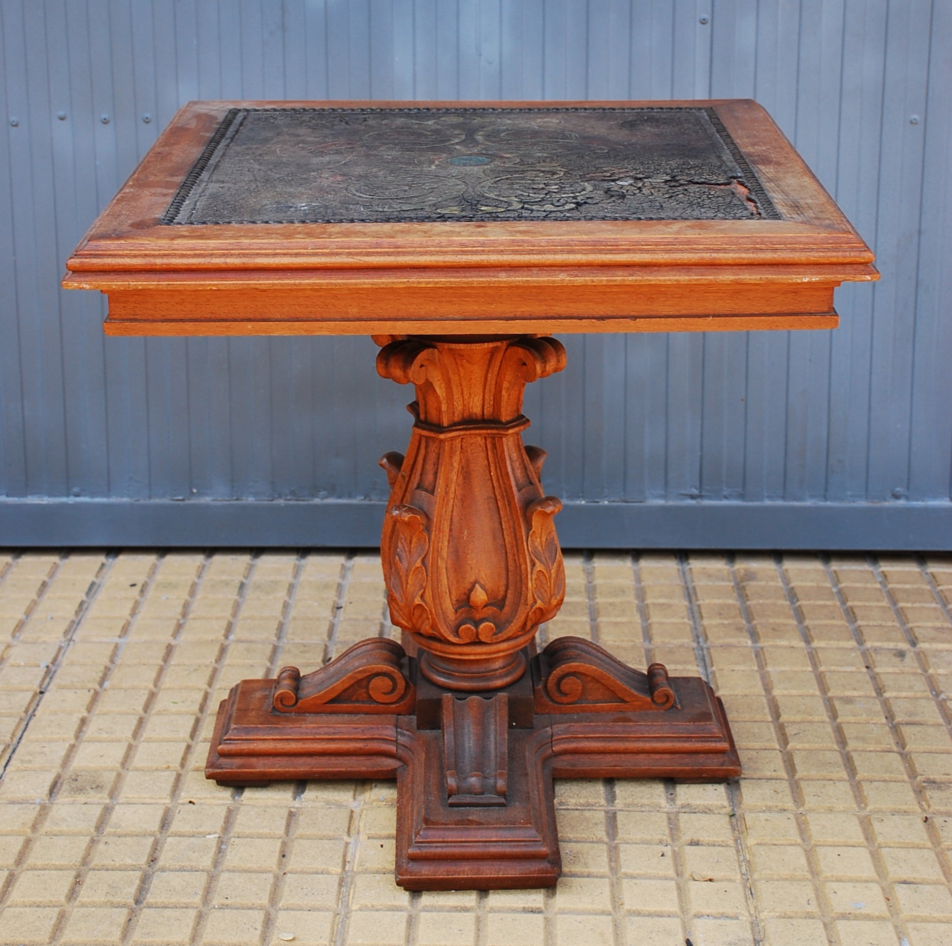 Mesa de centro quadrada vintage ANOS 50 em madeira maciça com tampo em couro.