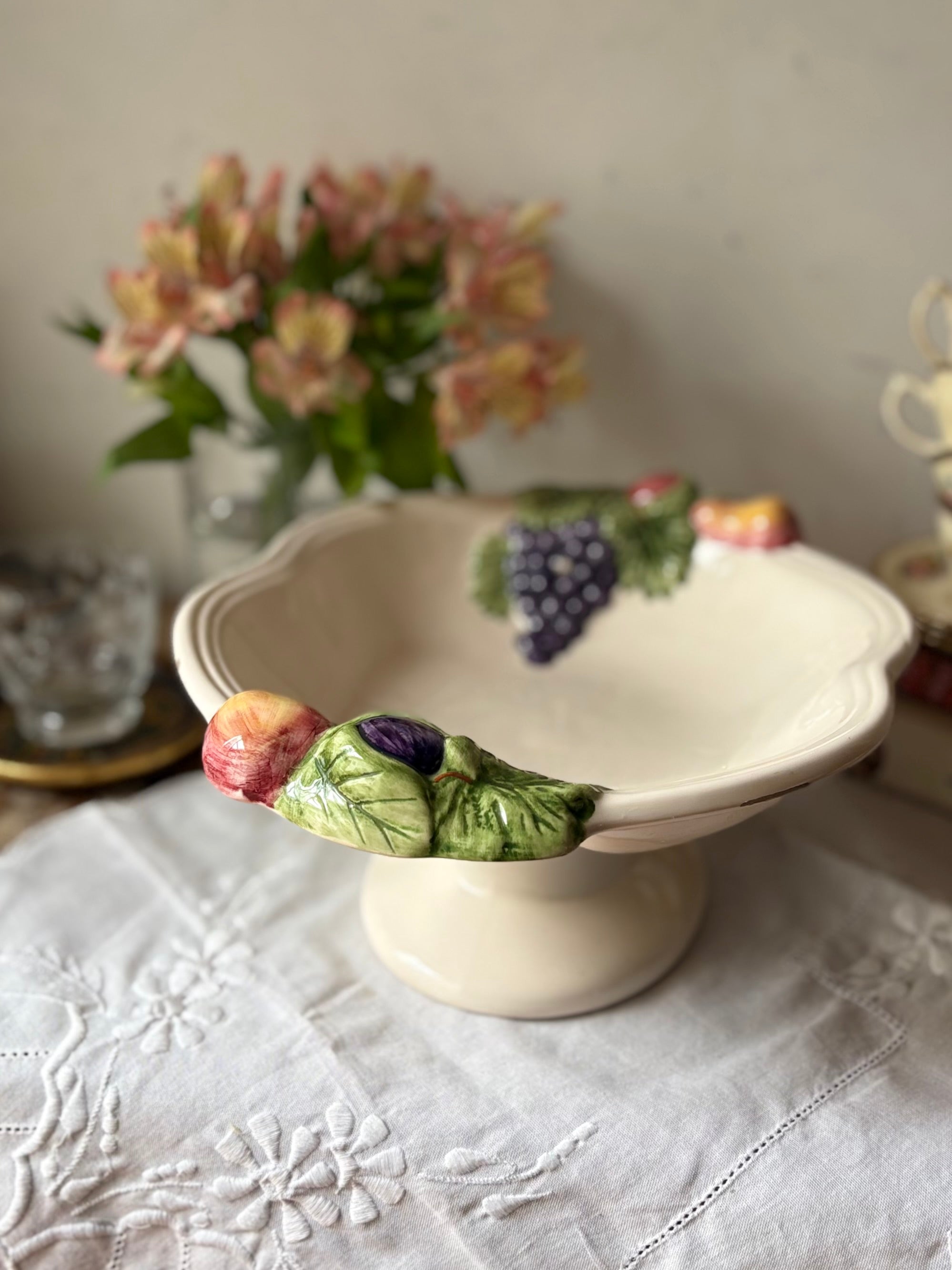 Fruteira com pé em cerâmica decorada com frutas