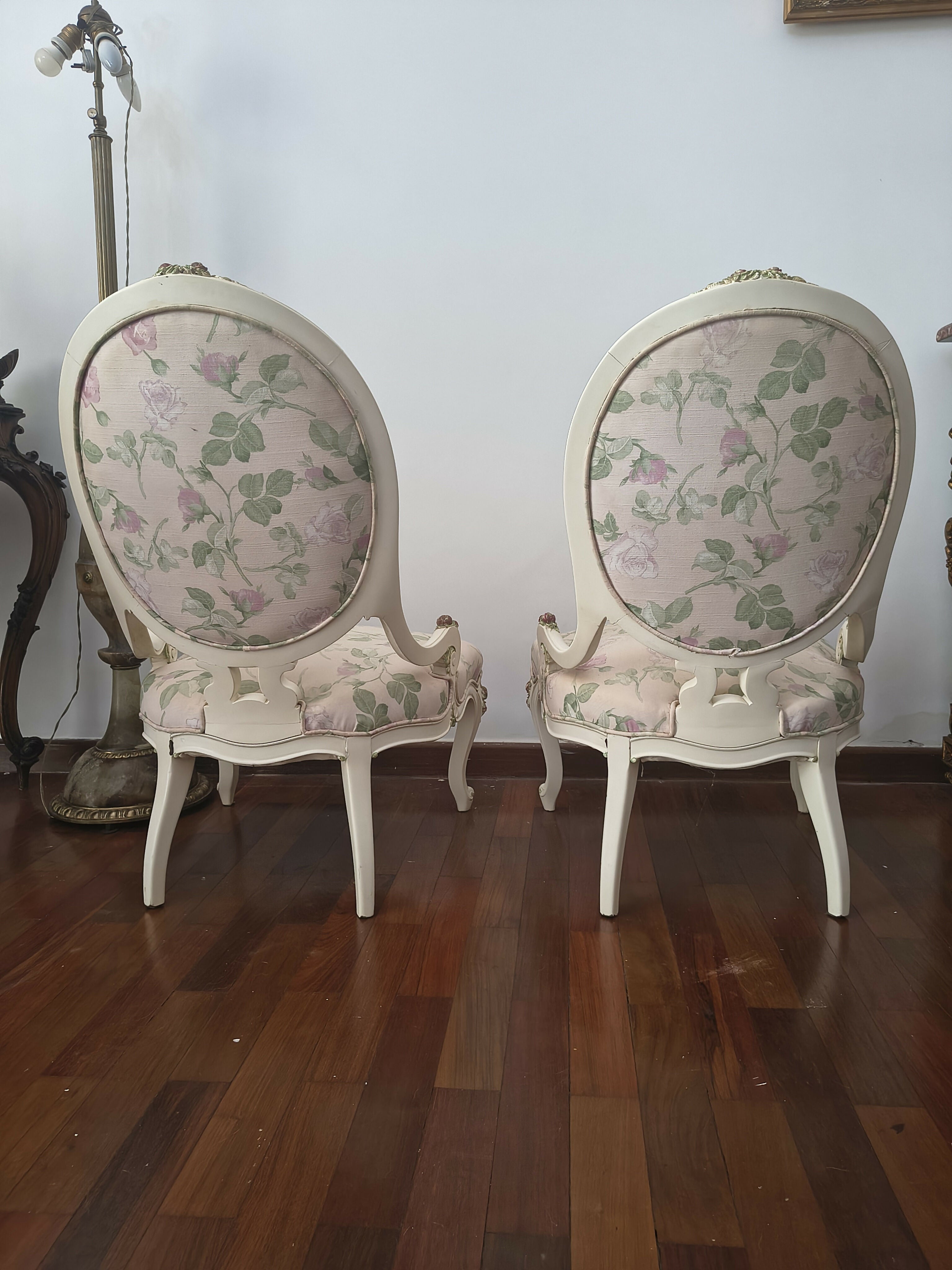 Par de Poltronas baixa estilo XVI em laca branca