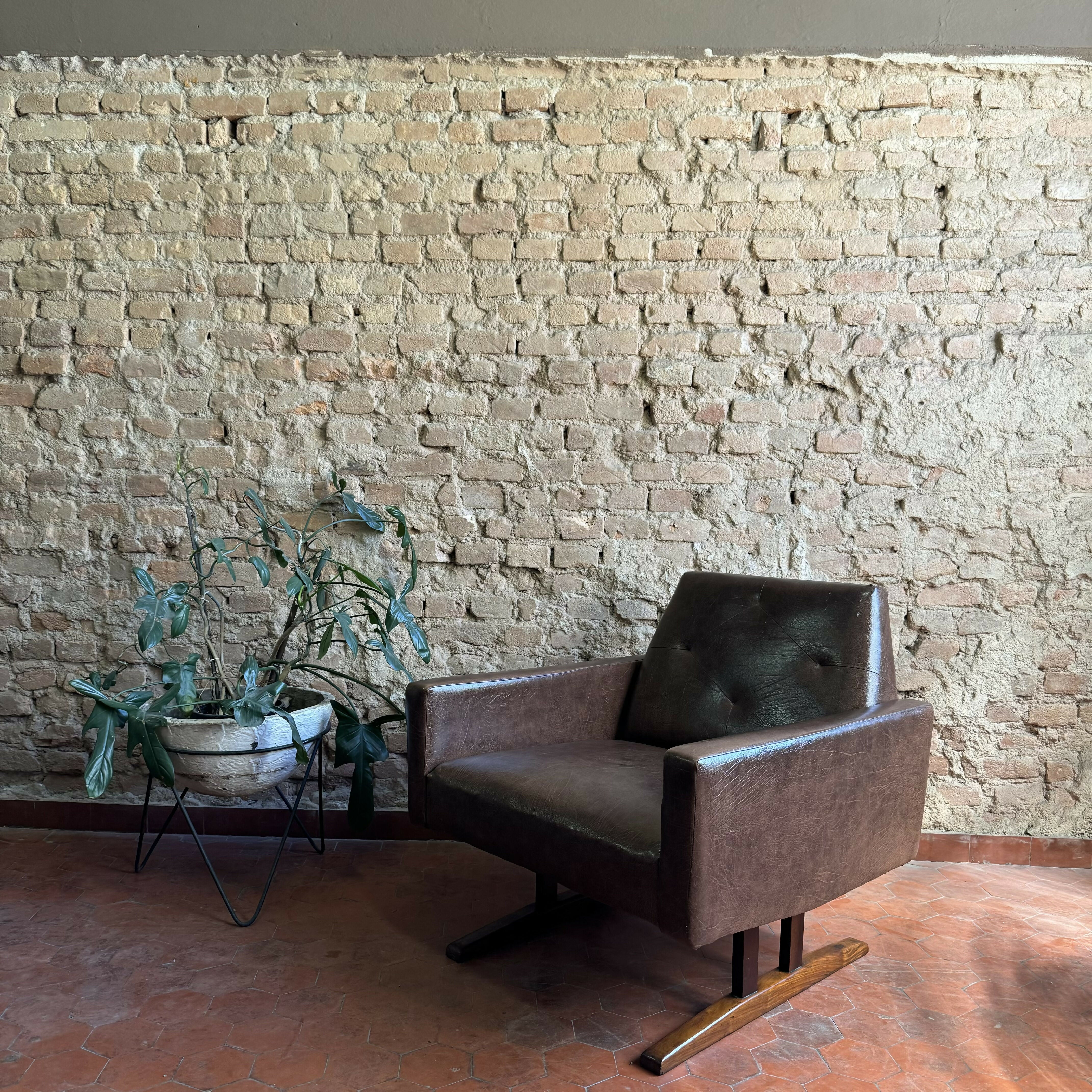 Poltrona anos 60 em courvin marrom