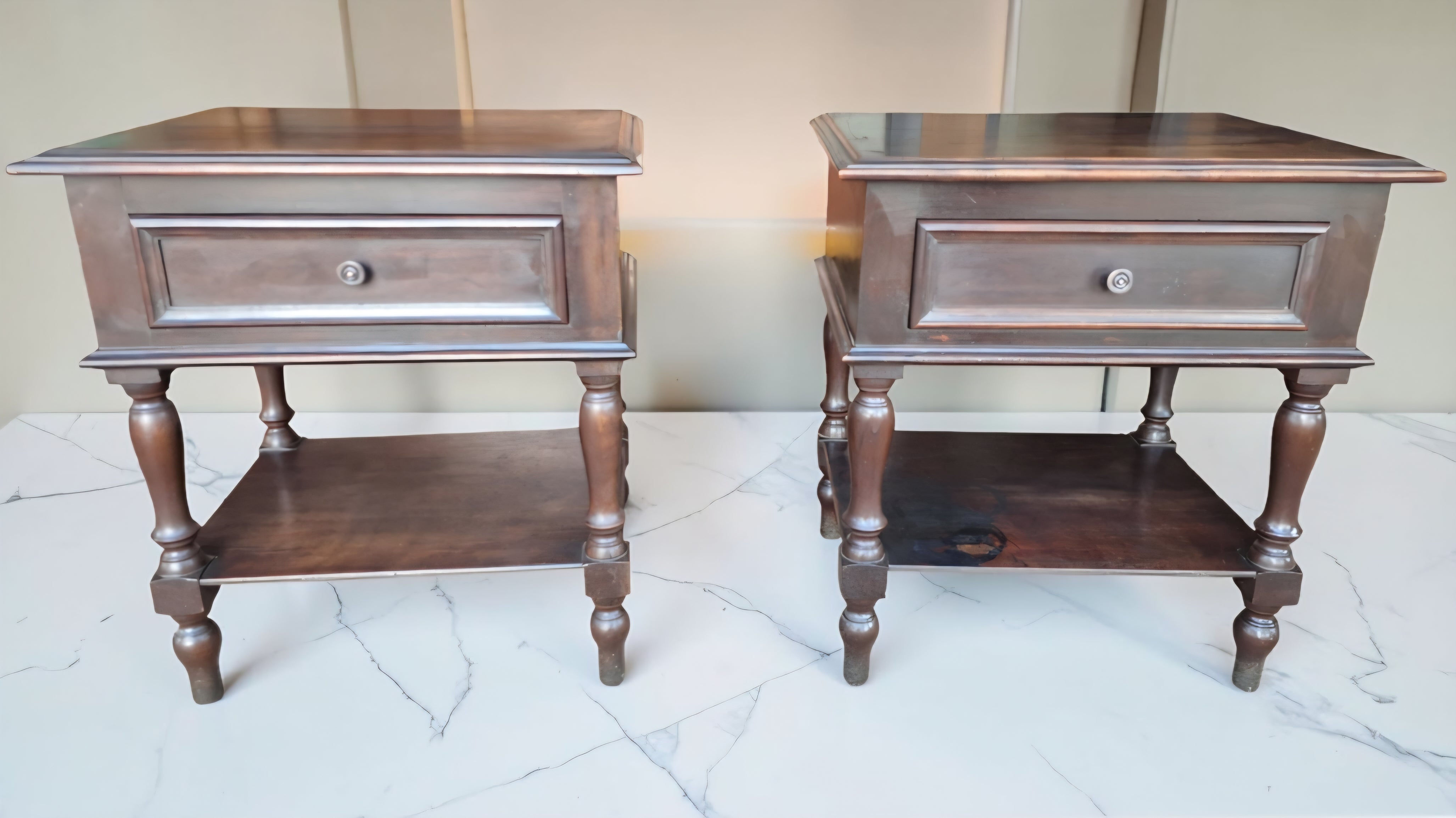 Par de Criados / Mesa de Cabeceira Colonial