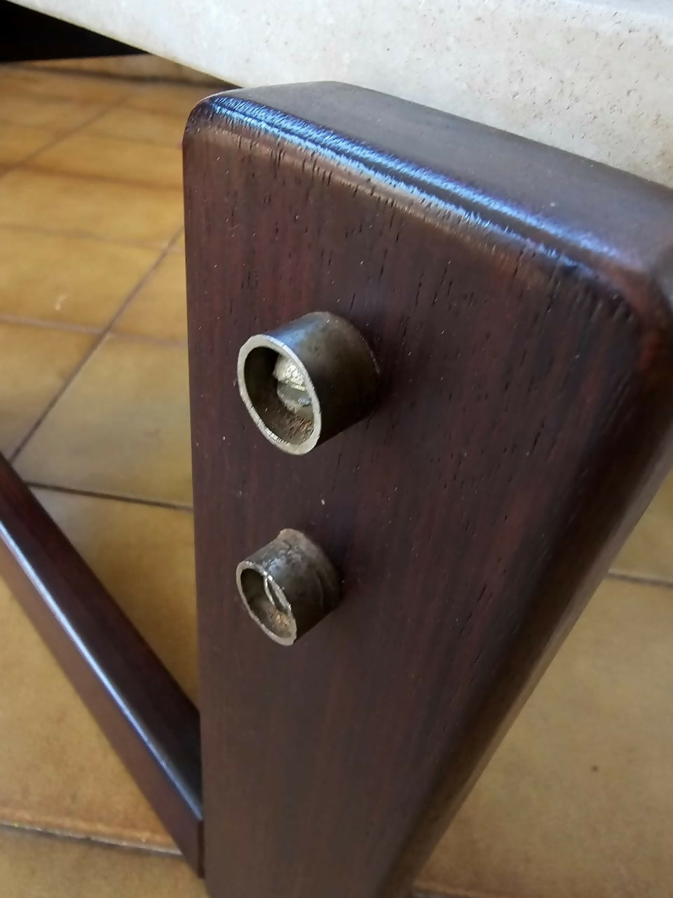 Linda mesa de centro em jatoba maciço e tampo de mármore.